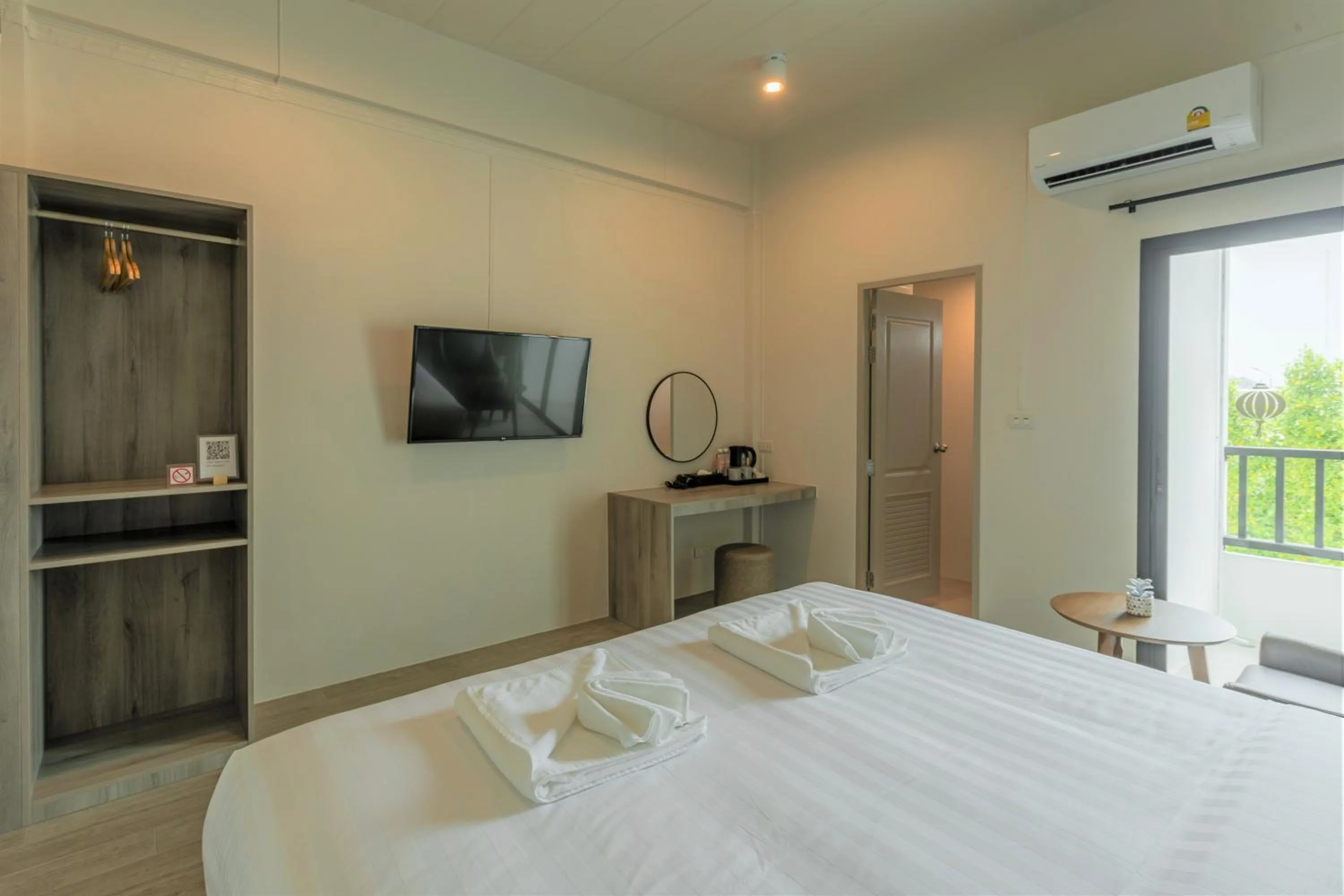 Bed in Ang Pao Hotel Phuket