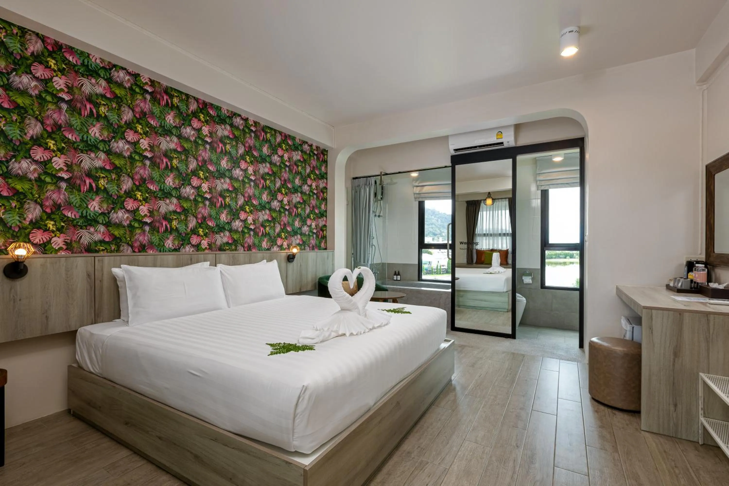 Photo of the whole room, Bed in Ang Pao Hotel Phuket