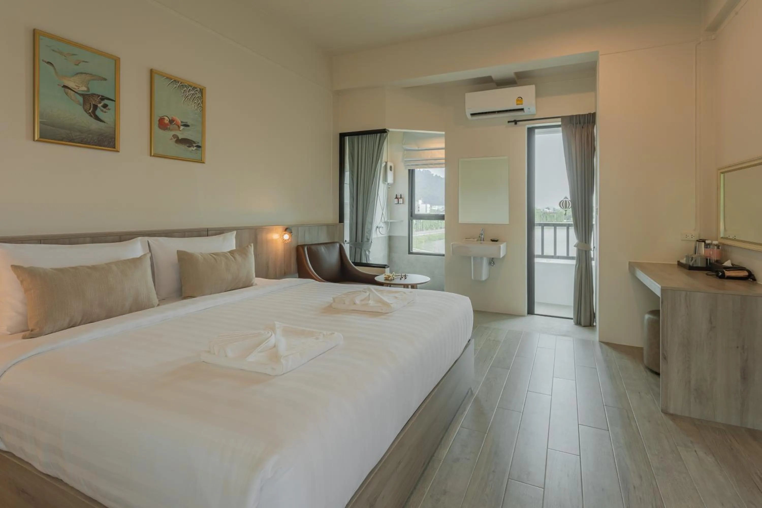 Photo of the whole room, Bed in Ang Pao Hotel Phuket