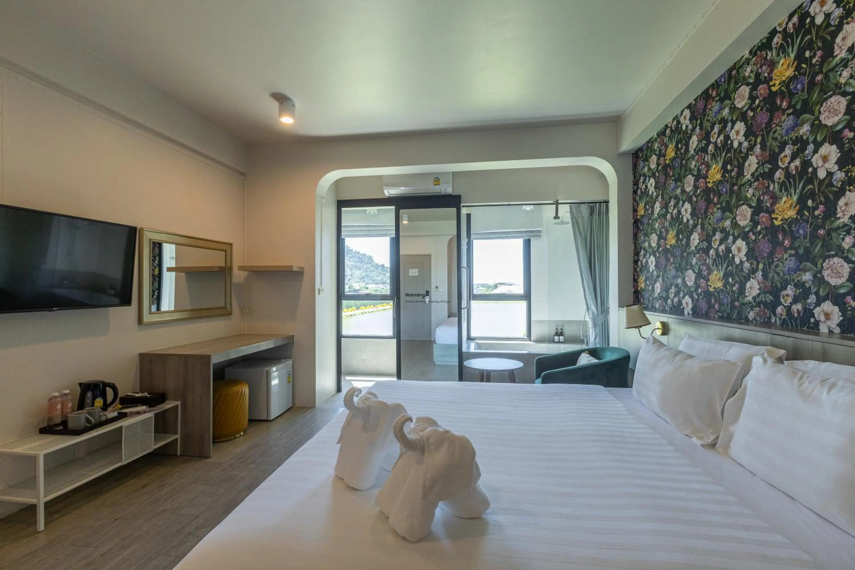 Photo of the whole room, Bed in Ang Pao Hotel Phuket