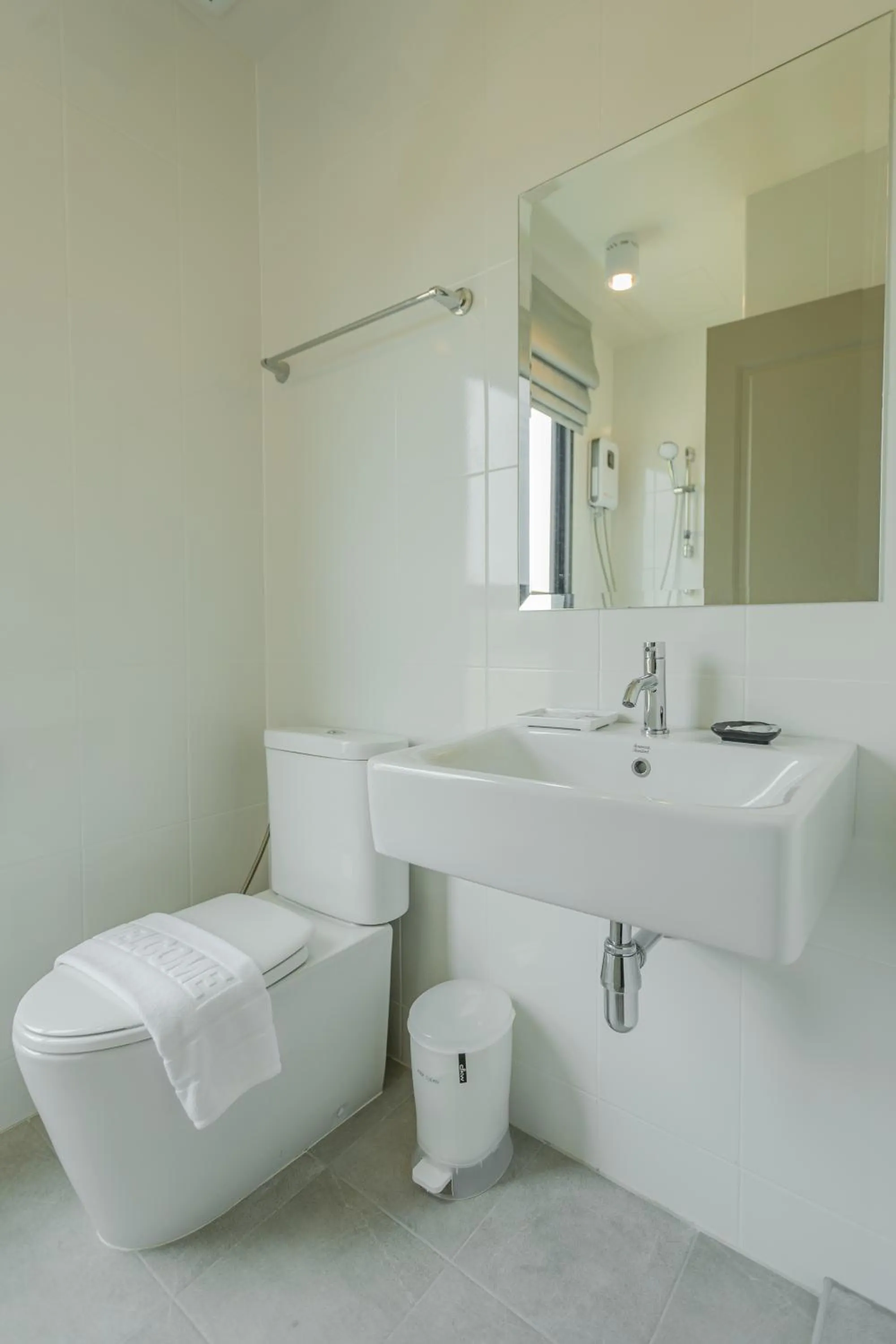 Toilet in Ang Pao Hotel Phuket