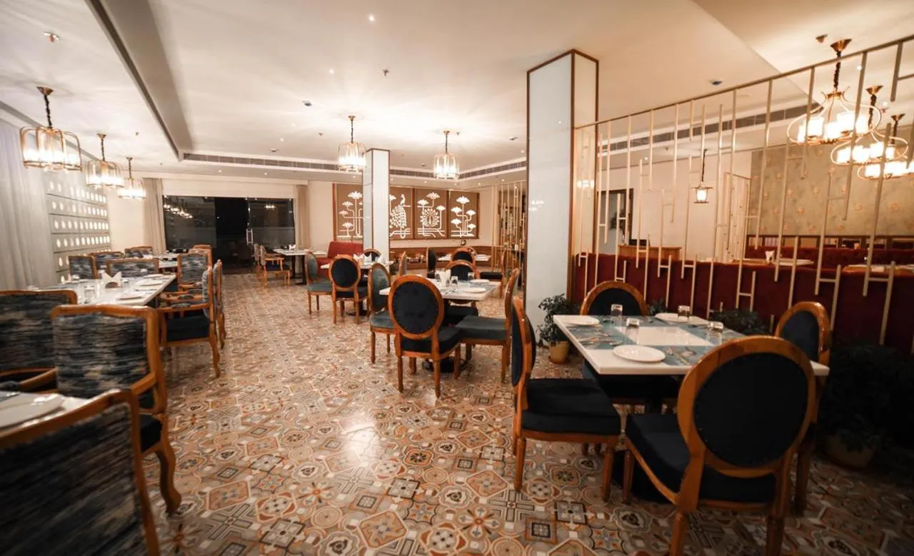 Restaurant/places to eat in Hotel Le Amritam