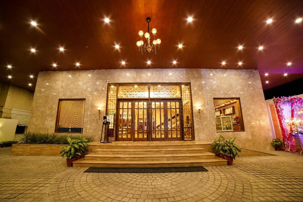 Facade/entrance in Hotel Le Amritam