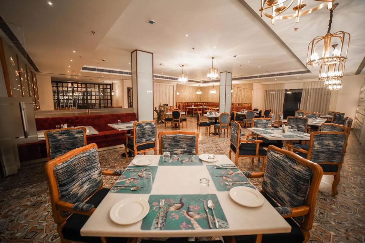 Restaurant/places to eat in Hotel Le Amritam