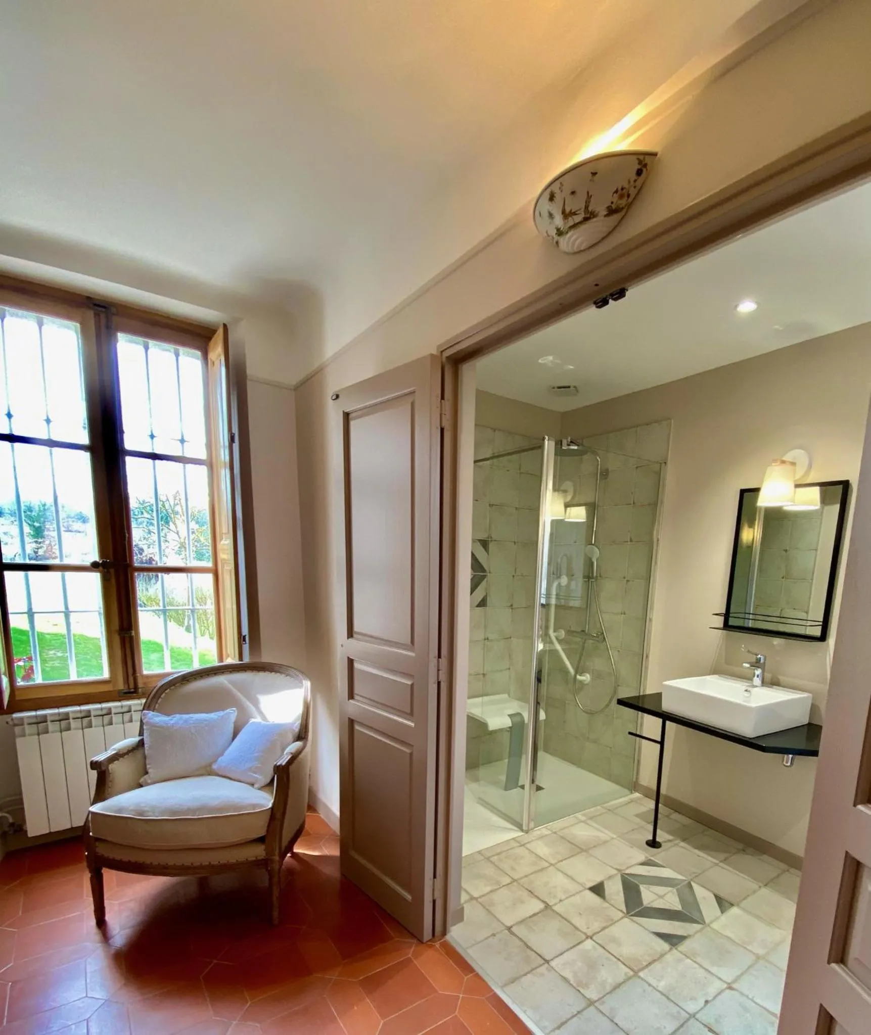 Photo of the whole room in Domaine Les Mûriers