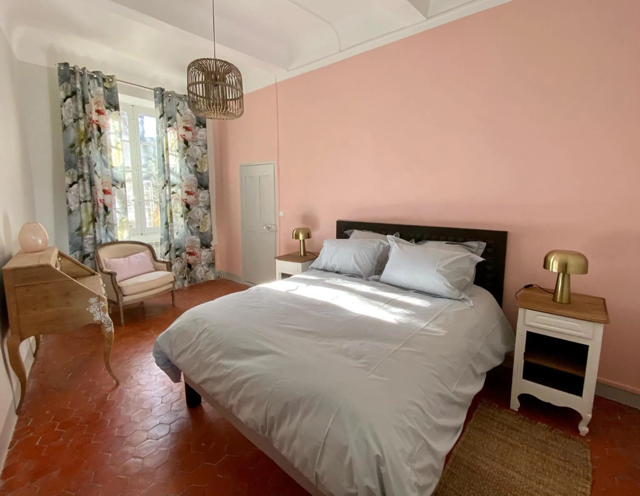 Photo of the whole room, Bed in Domaine Les Mûriers