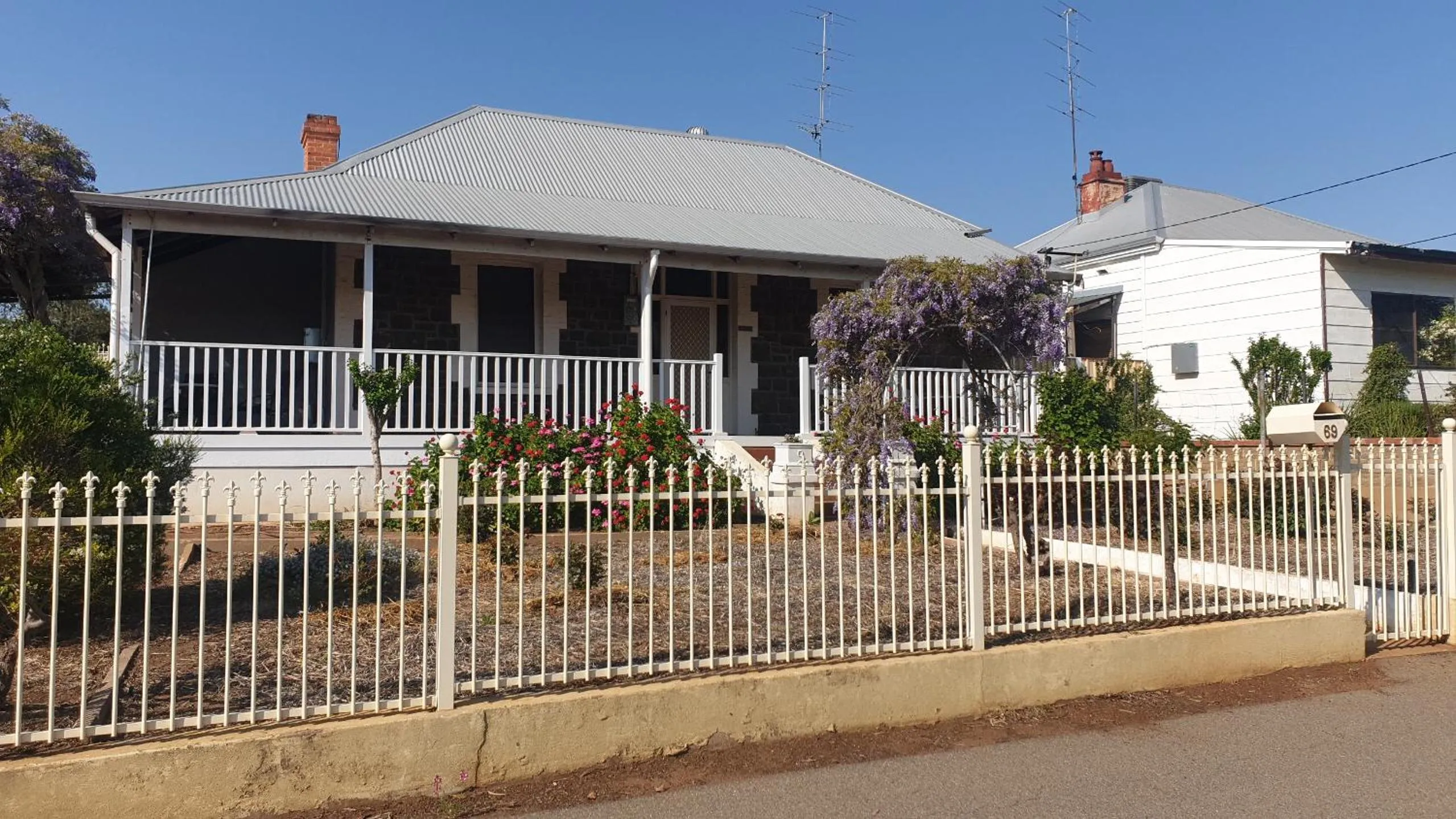 Property building in Roseneath Cottage