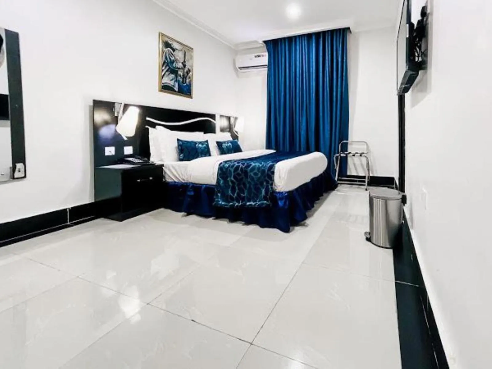 Photo of the whole room in Pasadena Suites