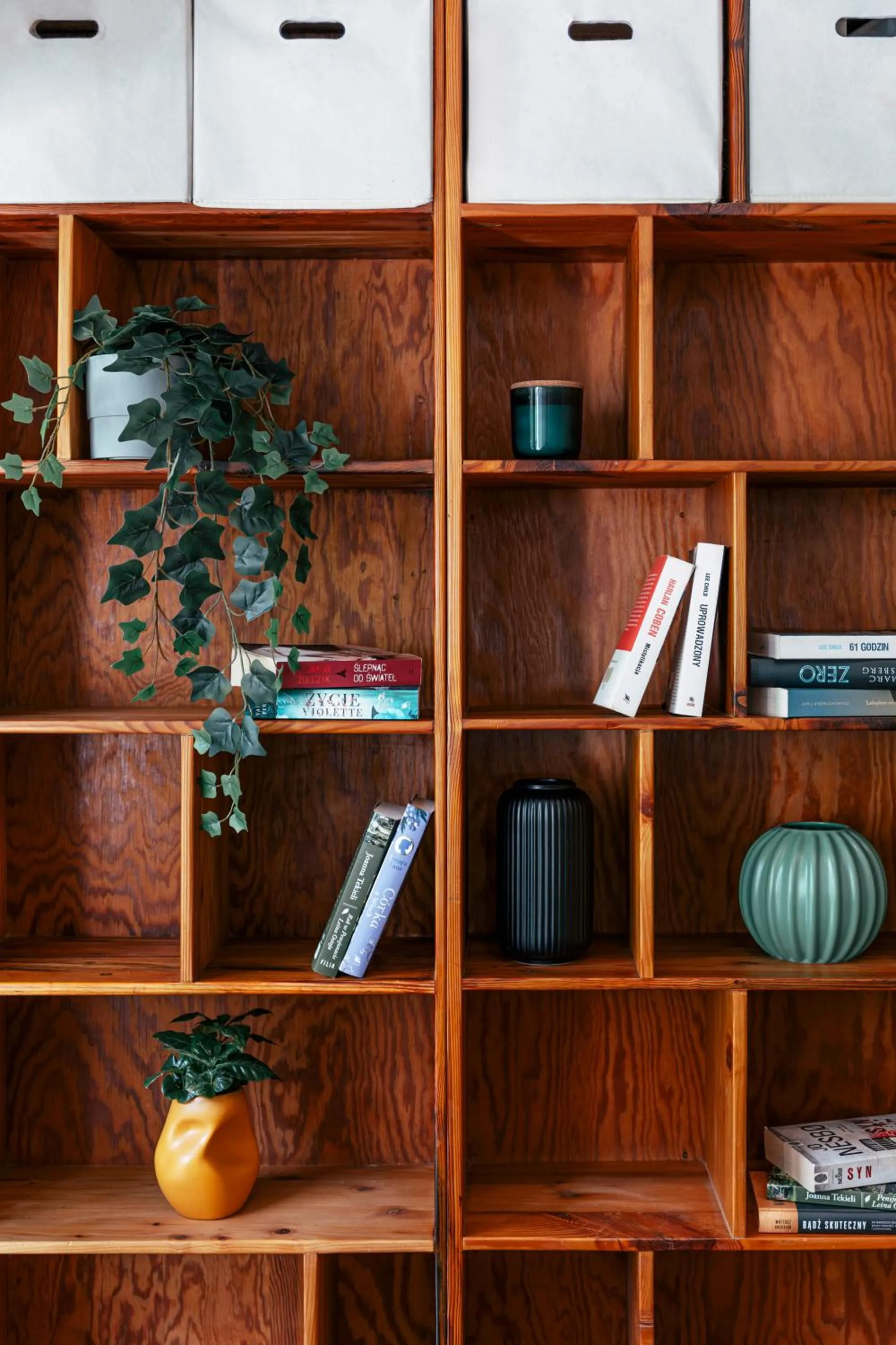 Library in oompH Warsaw Central Apartment