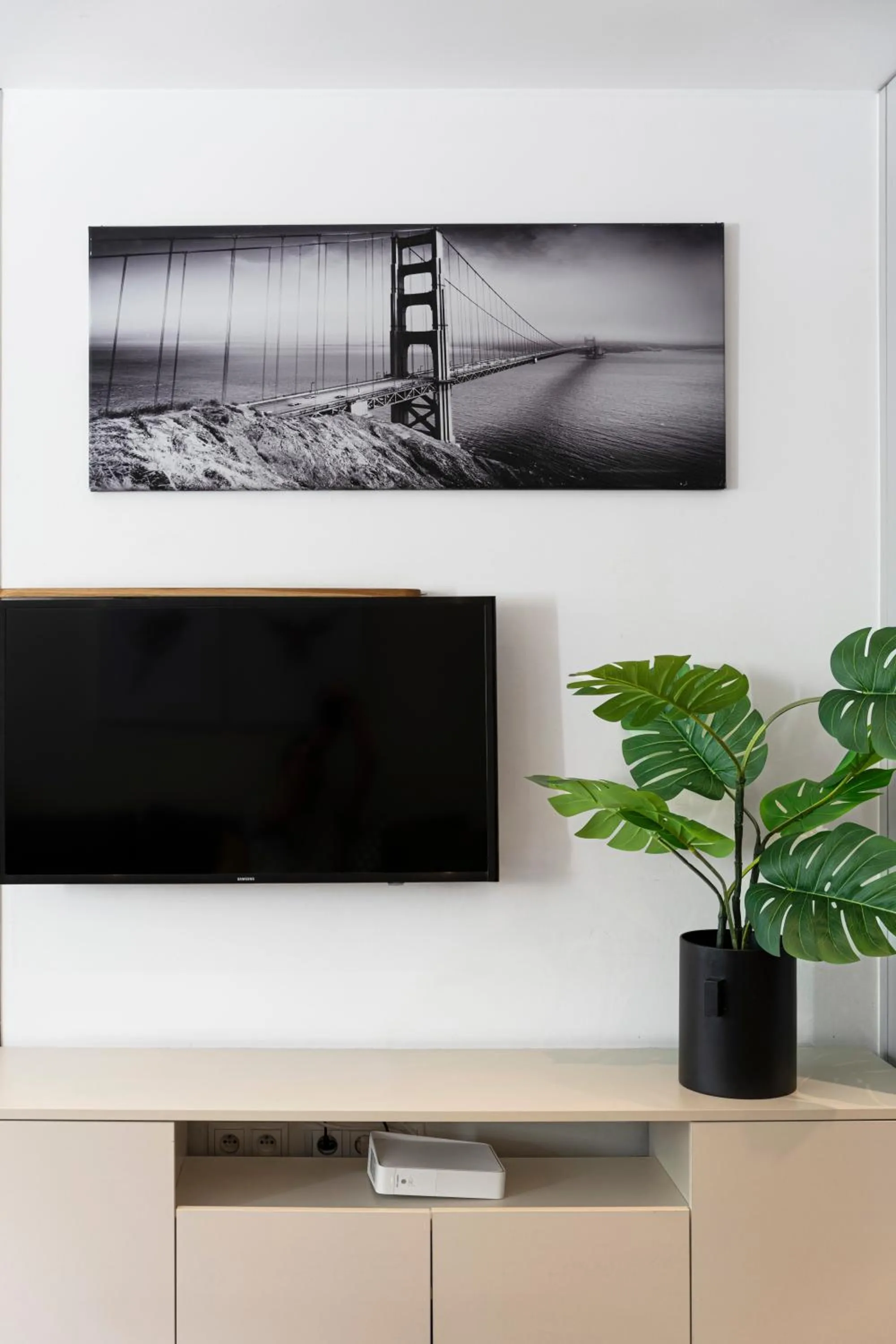 TV and multimedia in oompH Warsaw Central Apartment