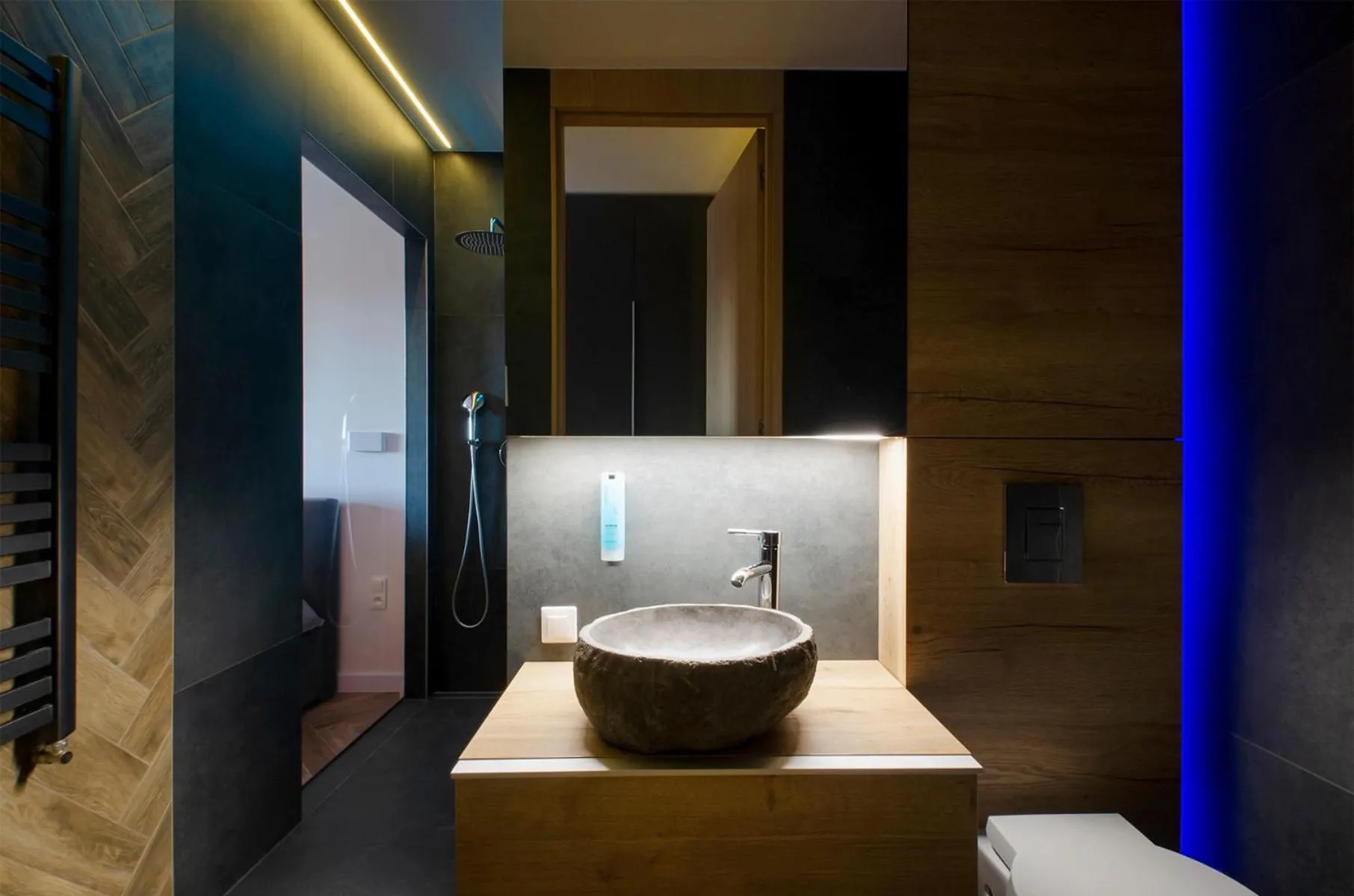 Bathroom in LupoApartments z Klimatyzacją do wyboru z Jacuzzi Pole Dance Parking Dostęp na Kod