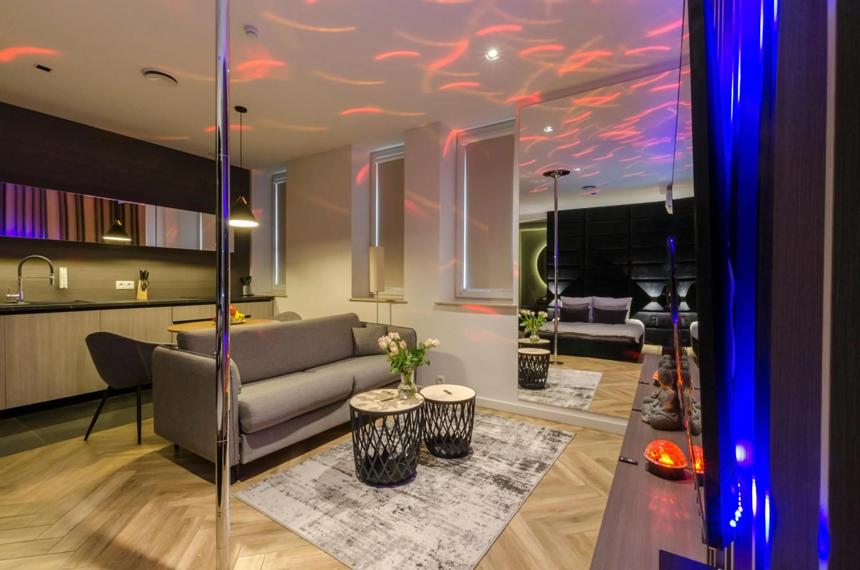 Seating area in LupoApartments z Klimatyzacją do wyboru z Jacuzzi Pole Dance Parking Dostęp na Kod