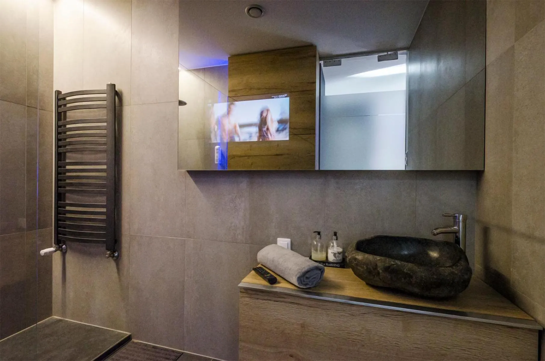 Bathroom in LupoApartments z Klimatyzacją do wyboru z Jacuzzi Pole Dance Parking Dostęp na Kod