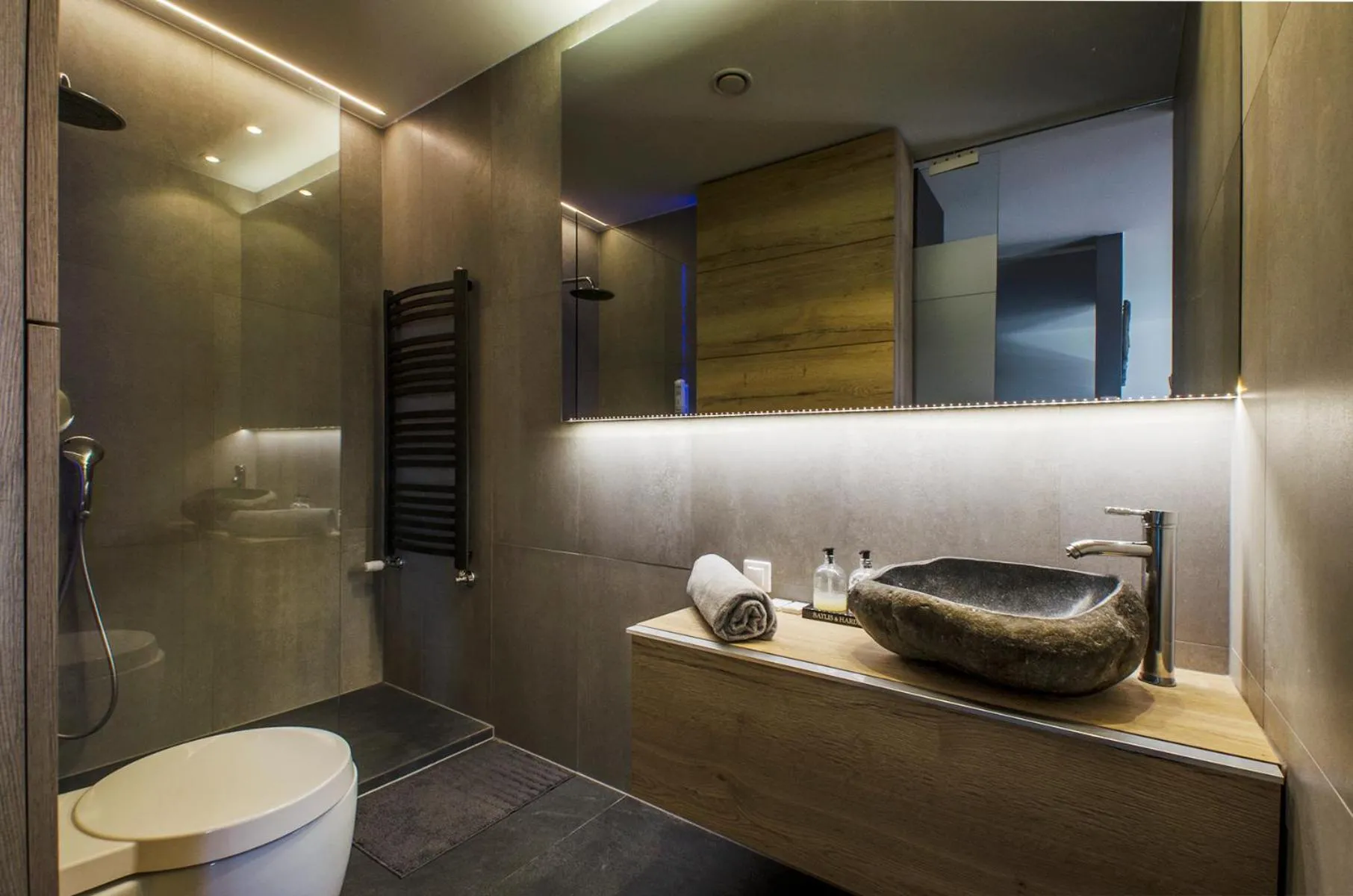Bathroom in LupoApartments z Klimatyzacją do wyboru z Jacuzzi Pole Dance Parking Dostęp na Kod