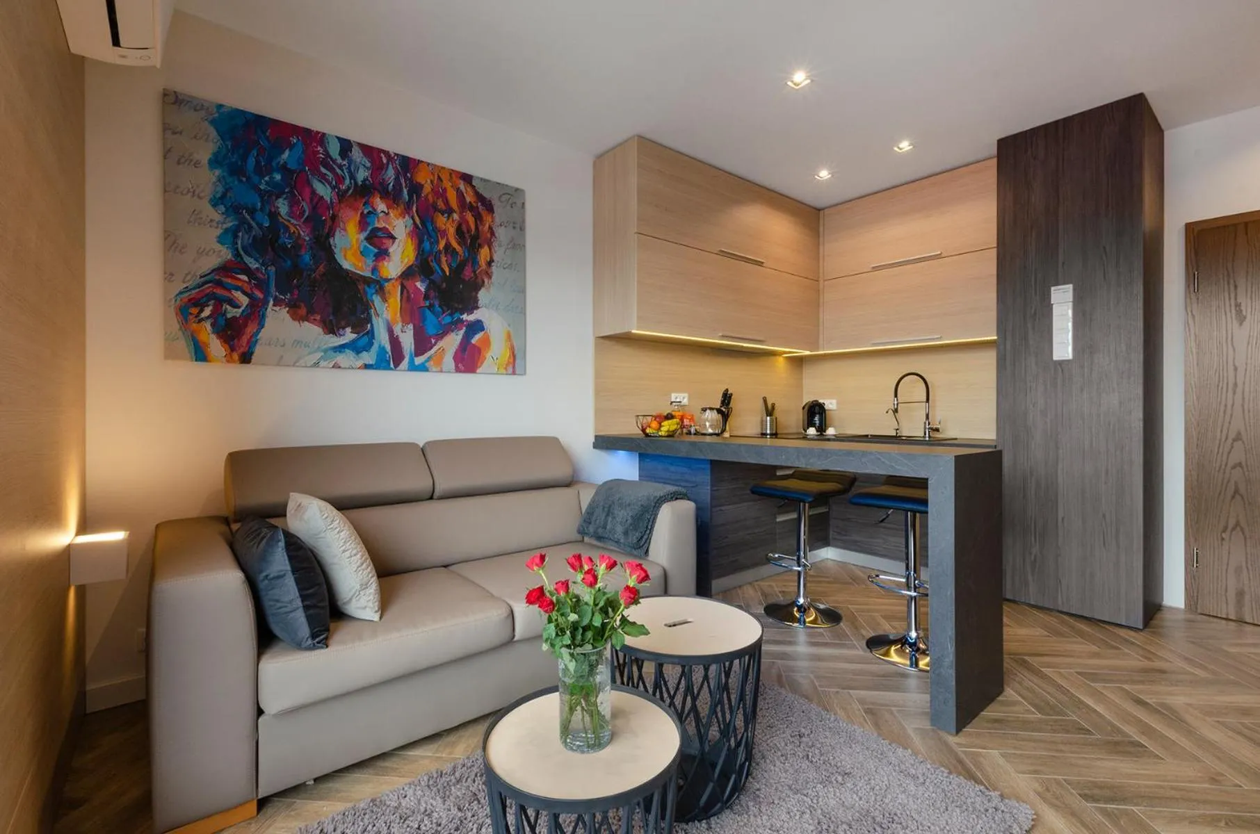 Living room in LupoApartments z Klimatyzacją do wyboru z Jacuzzi Pole Dance Parking Dostęp na Kod