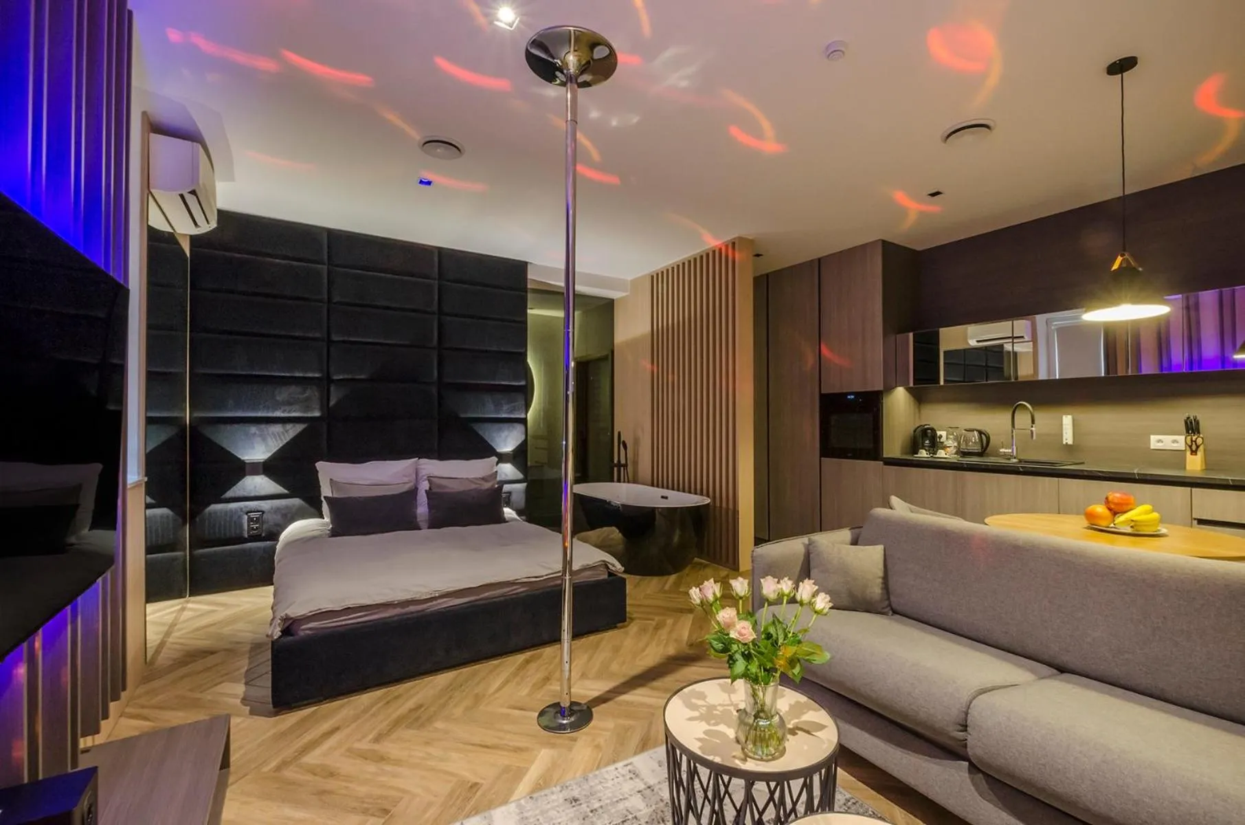 Bed in LupoApartments z Klimatyzacją do wyboru z Jacuzzi Pole Dance Parking Dostęp na Kod