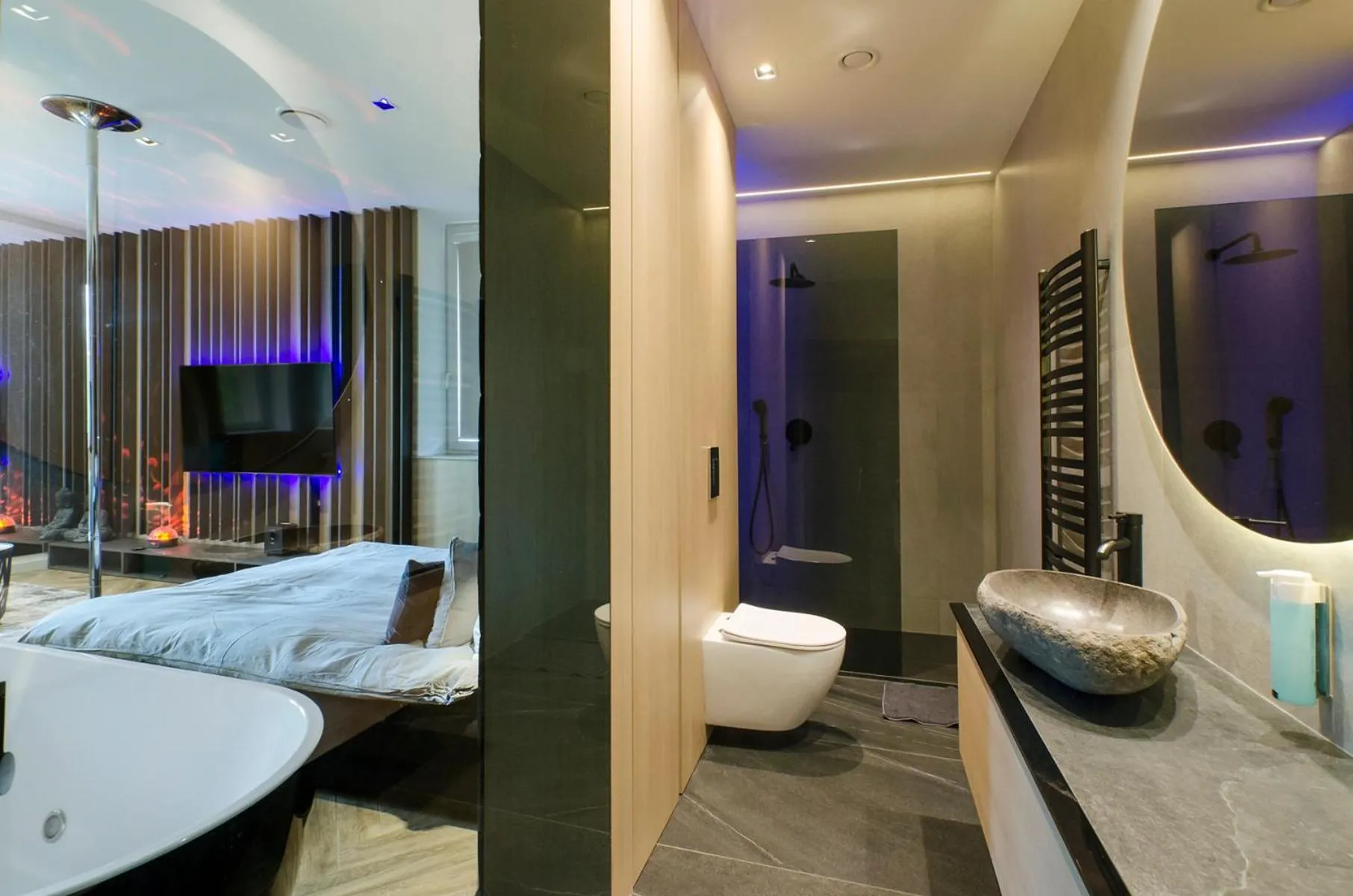 Shower, Bed in LupoApartments z Klimatyzacją do wyboru z Jacuzzi Pole Dance Parking Dostęp na Kod