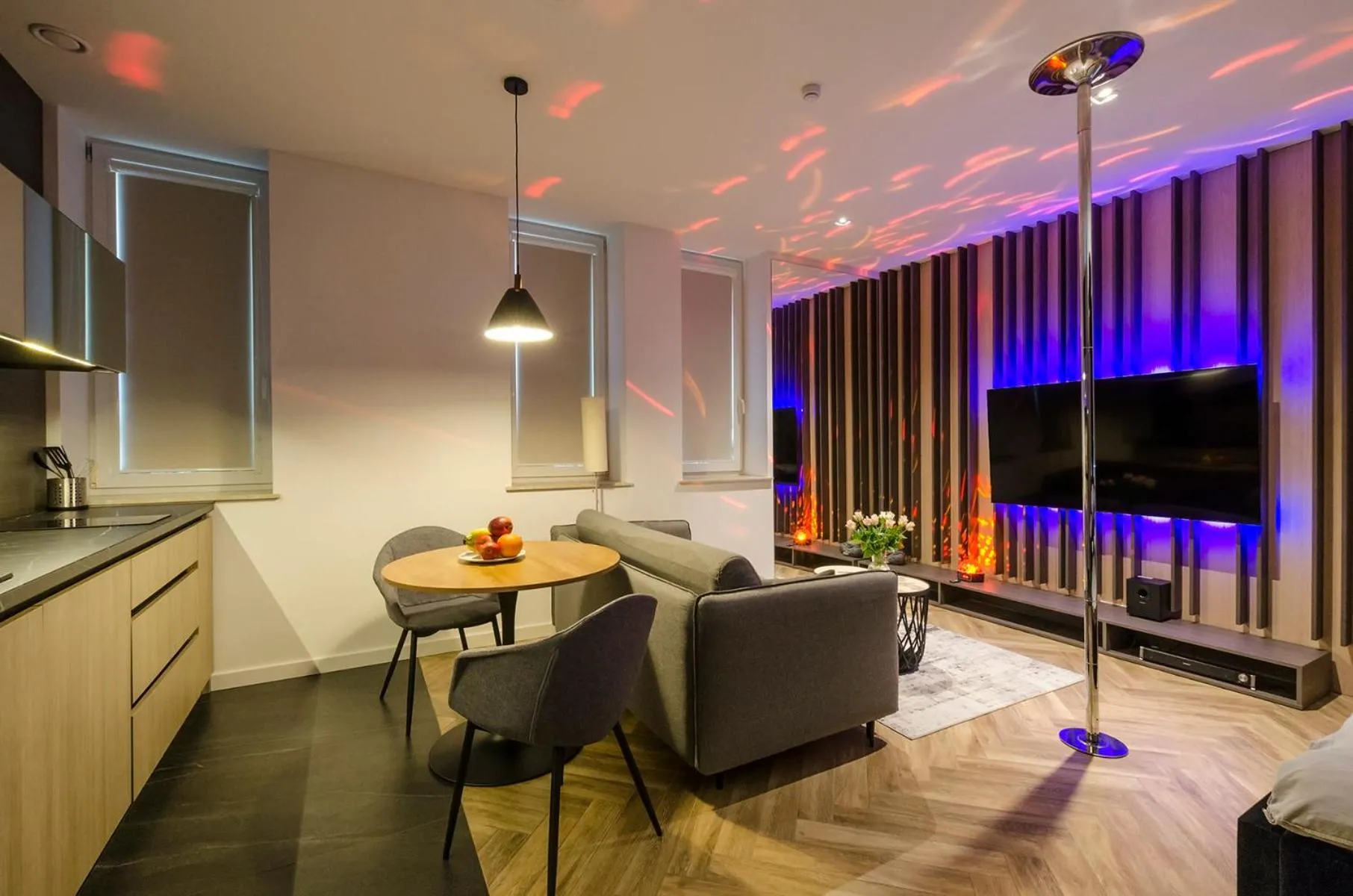 TV and multimedia in LupoApartments z Klimatyzacją do wyboru z Jacuzzi Pole Dance Parking Dostęp na Kod