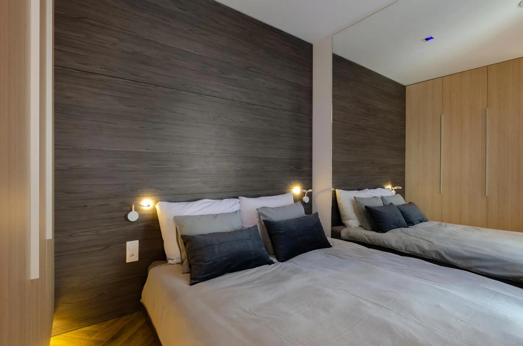 Bed in LupoApartments z Klimatyzacją do wyboru z Jacuzzi Pole Dance Parking Dostęp na Kod