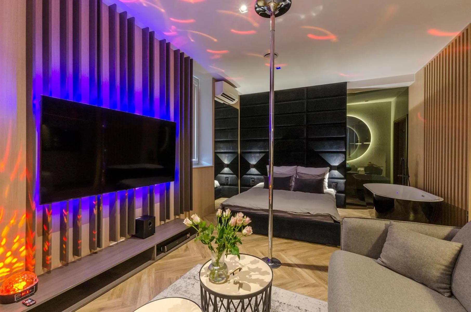 TV and multimedia in LupoApartments z Klimatyzacją do wyboru z Jacuzzi Pole Dance Parking Dostęp na Kod