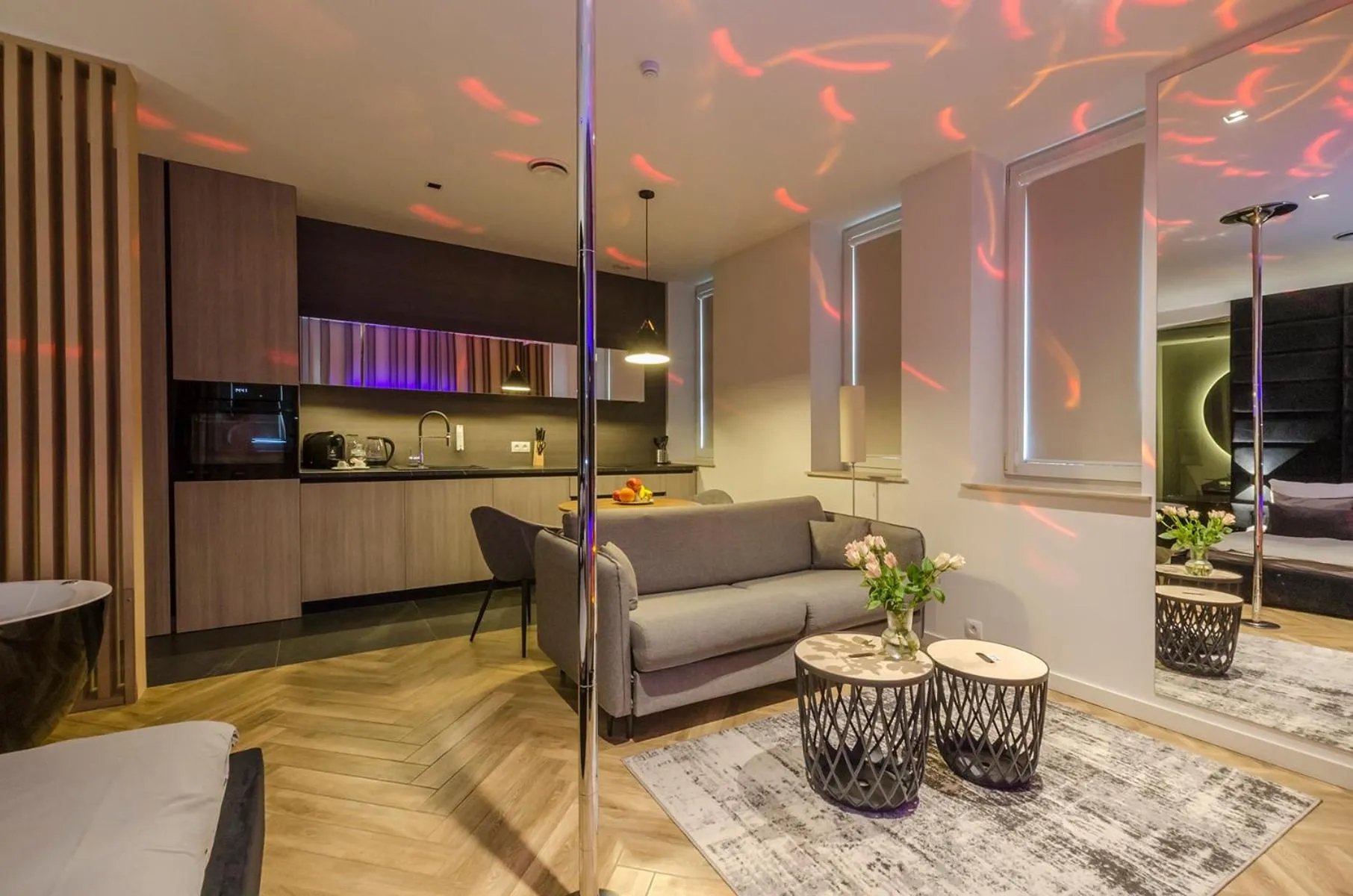Kitchen or kitchenette in LupoApartments z Klimatyzacją do wyboru z Jacuzzi Pole Dance Parking Dostęp na Kod