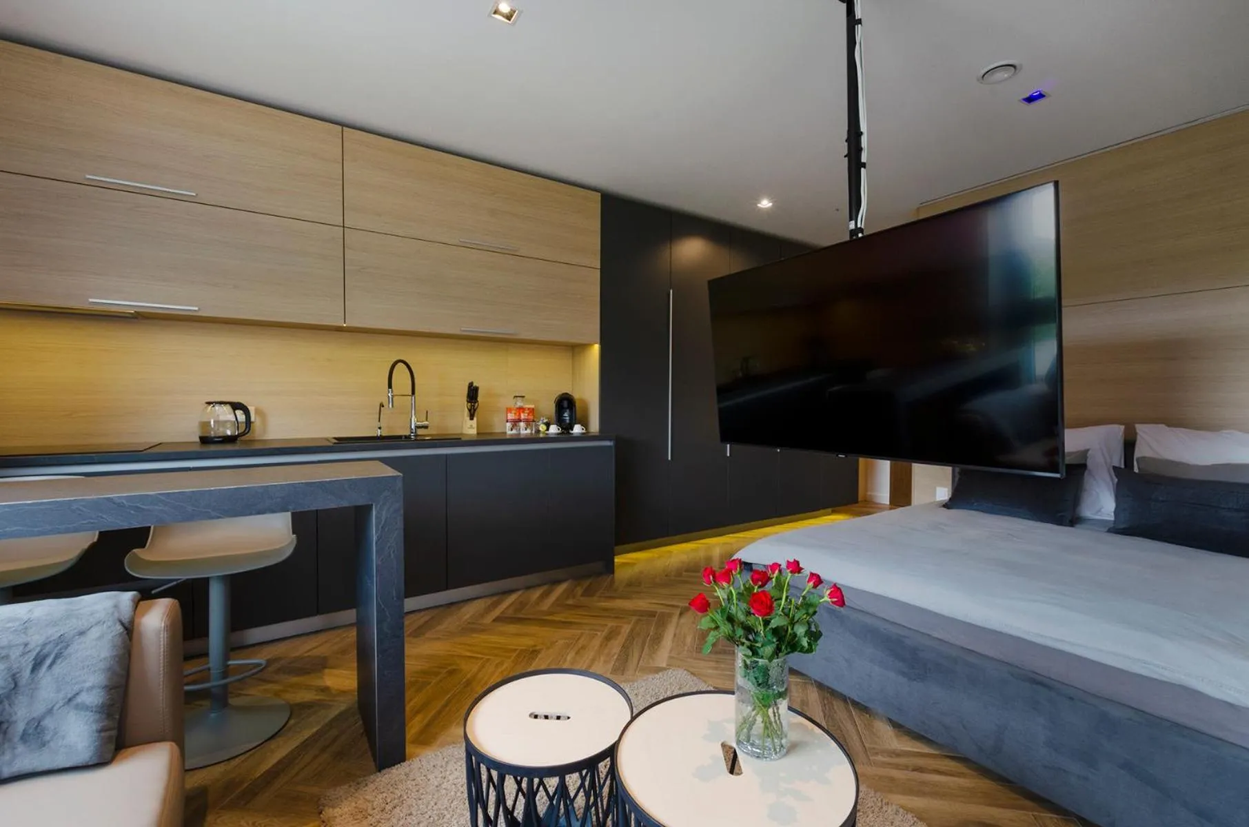 Bed in LupoApartments z Klimatyzacją do wyboru z Jacuzzi Pole Dance Parking Dostęp na Kod