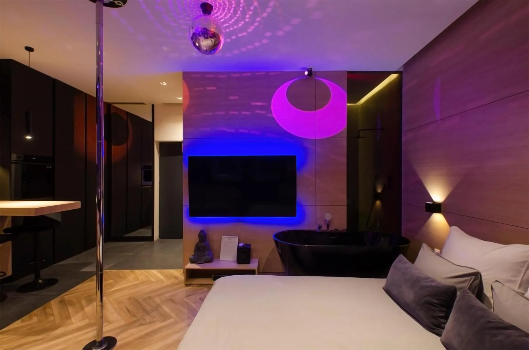 Bed in LupoApartments z Klimatyzacją do wyboru z Jacuzzi Pole Dance Parking Dostęp na Kod
