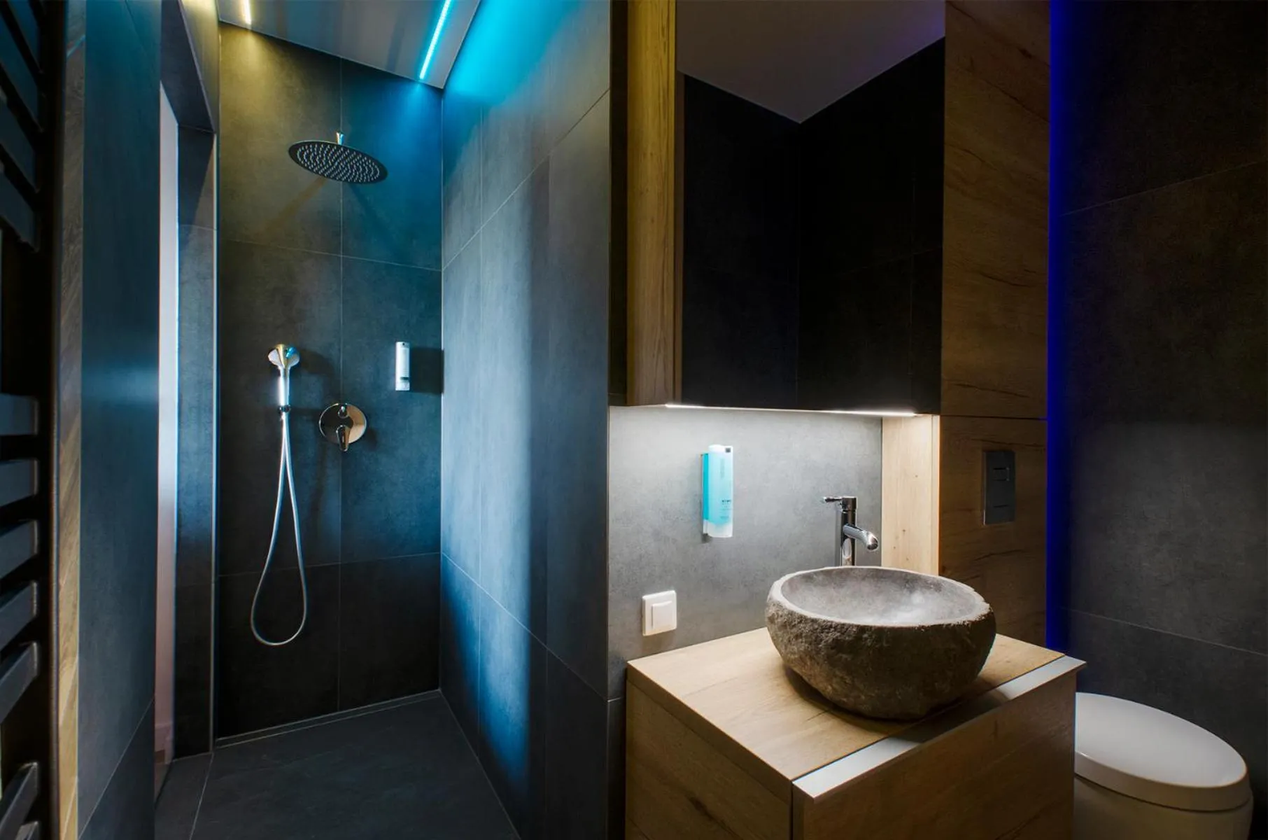 Shower in LupoApartments z Klimatyzacją do wyboru z Jacuzzi Pole Dance Parking Dostęp na Kod