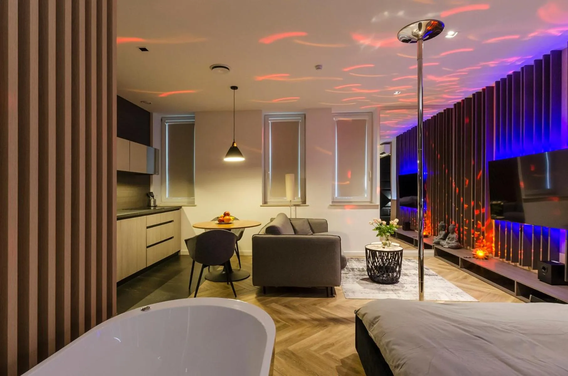Hot Tub, Bed in LupoApartments z Klimatyzacją do wyboru z Jacuzzi Pole Dance Parking Dostęp na Kod