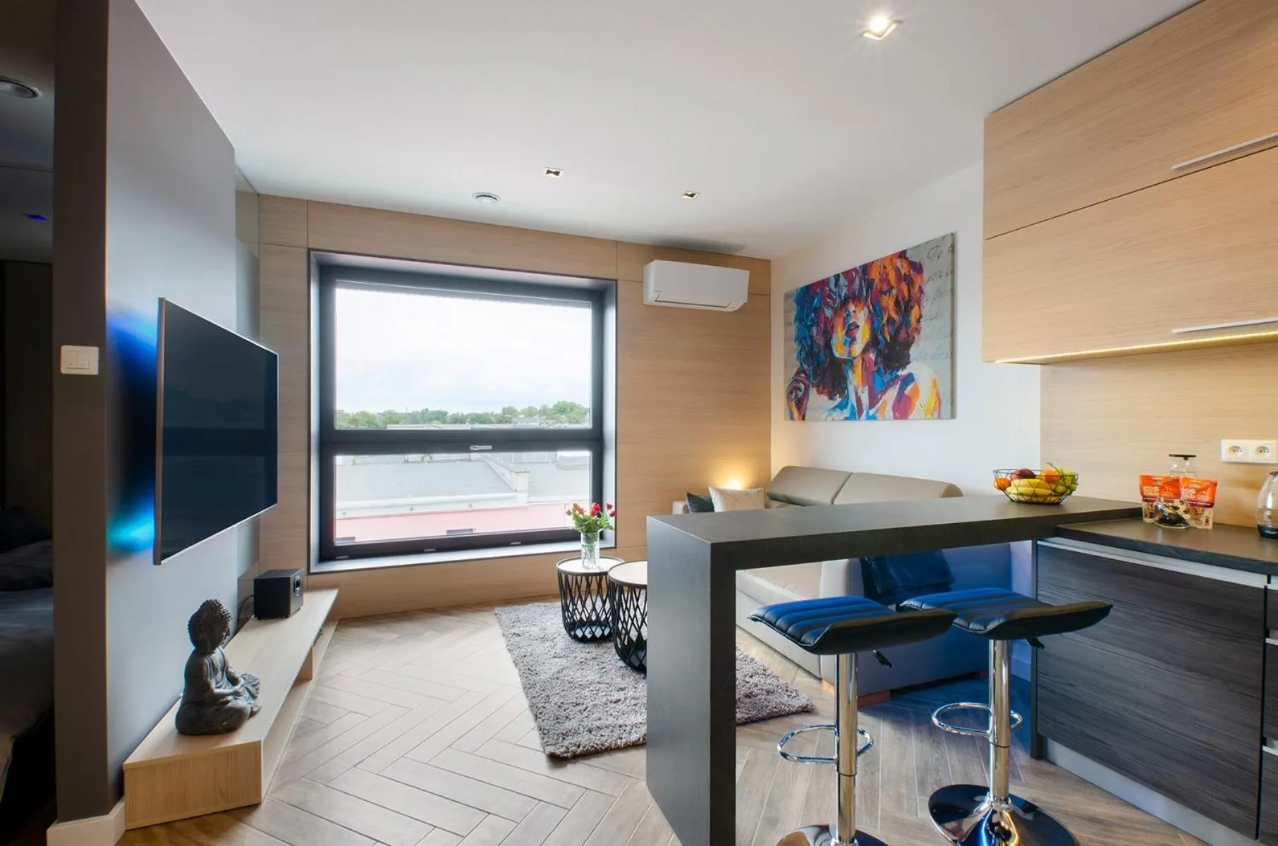 TV and multimedia in LupoApartments z Klimatyzacją do wyboru z Jacuzzi Pole Dance Parking Dostęp na Kod