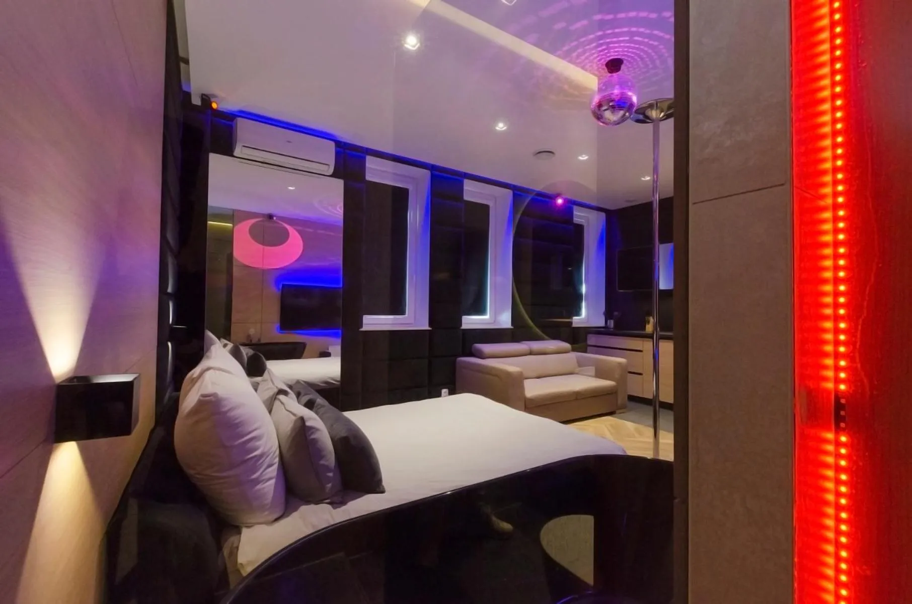 Bed in LupoApartments z Klimatyzacją do wyboru z Jacuzzi Pole Dance Parking Dostęp na Kod