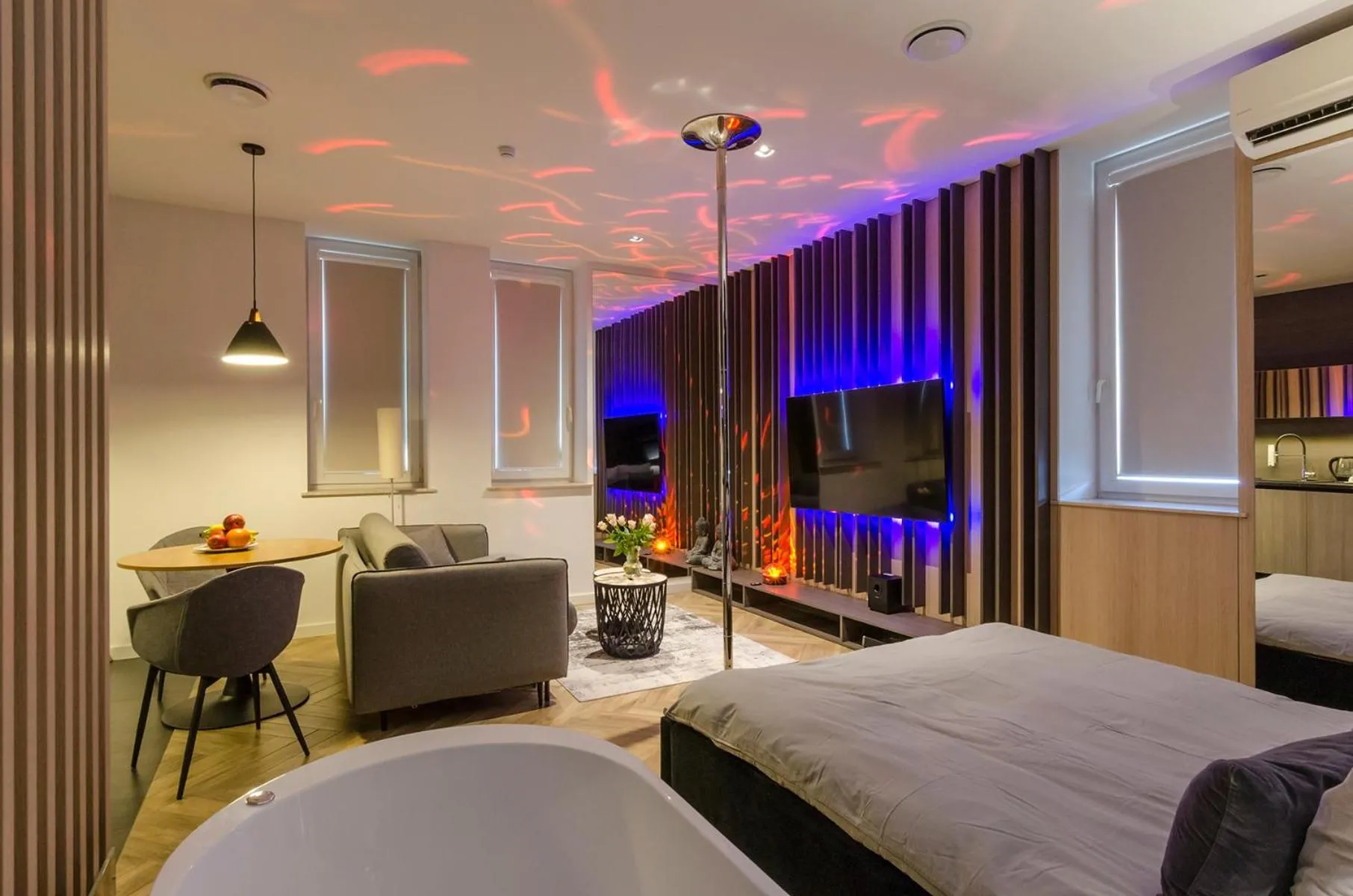 Bed in LupoApartments z Klimatyzacją do wyboru z Jacuzzi Pole Dance Parking Dostęp na Kod