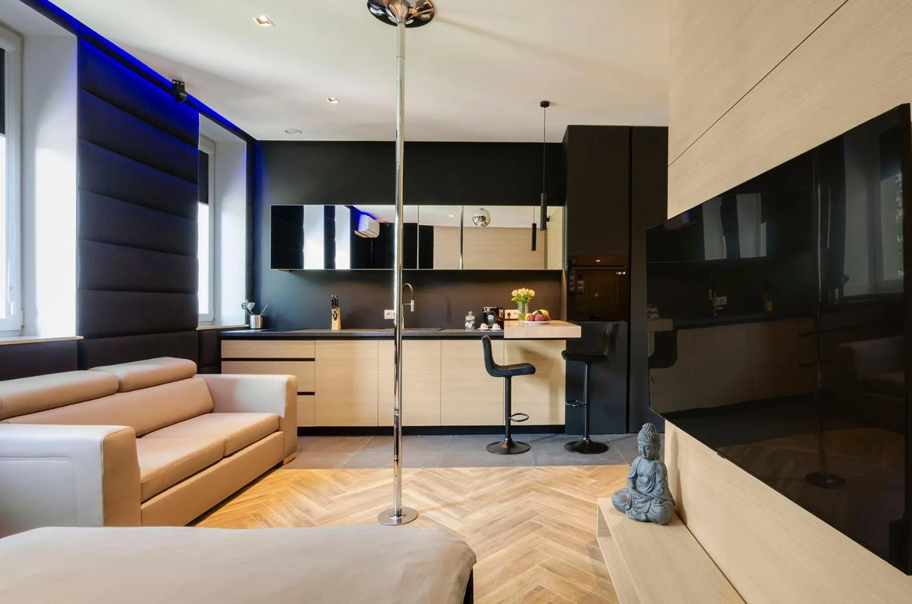 TV and multimedia in LupoApartments z Klimatyzacją do wyboru z Jacuzzi Pole Dance Parking Dostęp na Kod