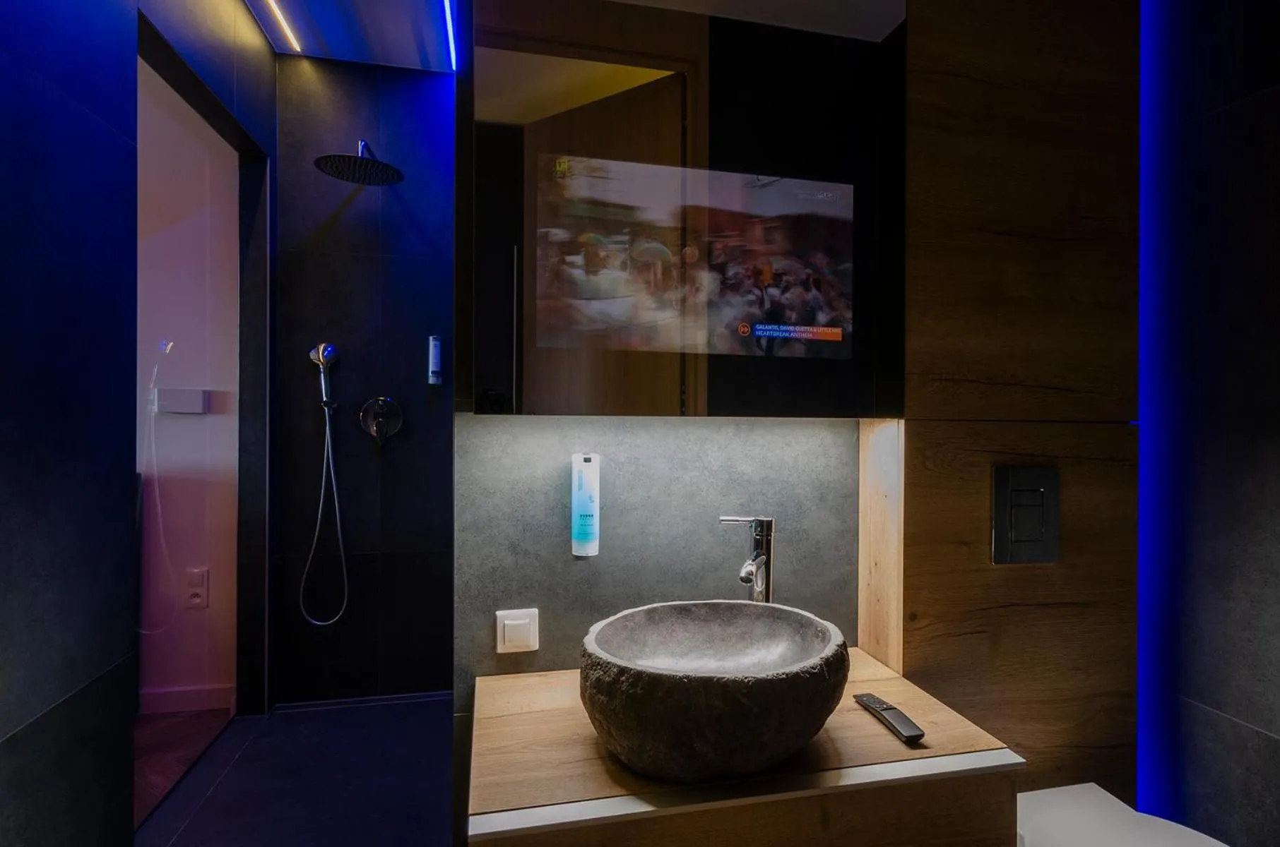 Bathroom in LupoApartments z Klimatyzacją do wyboru z Jacuzzi Pole Dance Parking Dostęp na Kod