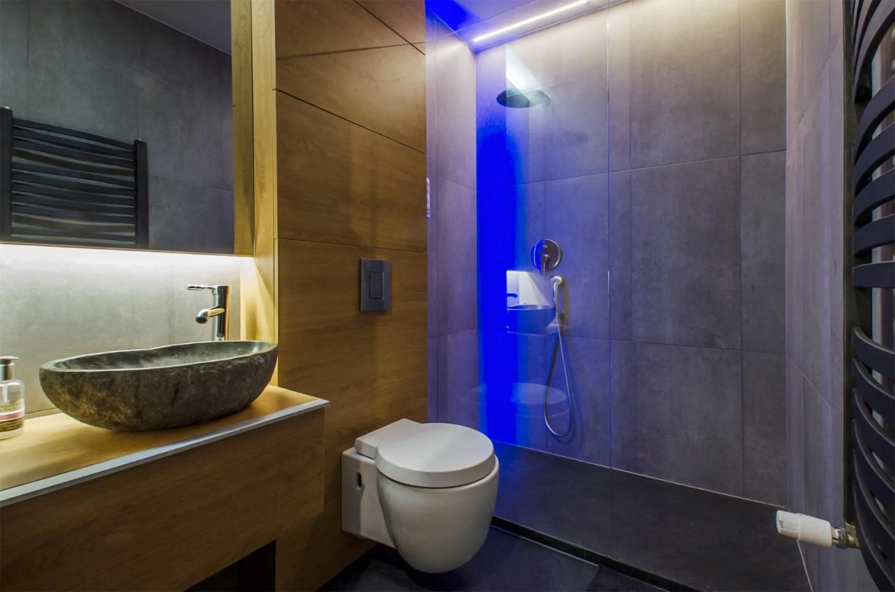 Shower in LupoApartments z Klimatyzacją do wyboru z Jacuzzi Pole Dance Parking Dostęp na Kod