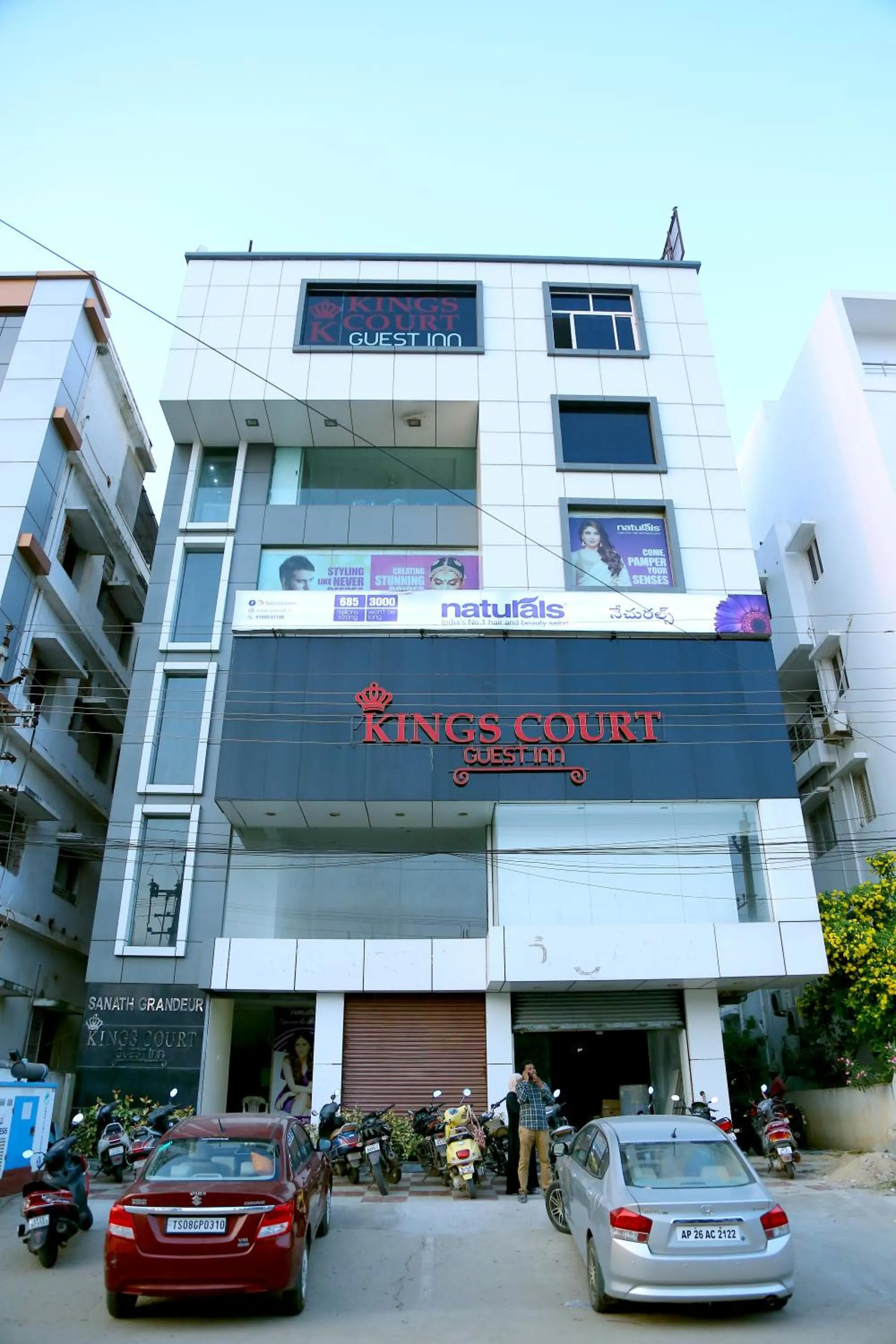 Property building in Kings Court Guest Inn