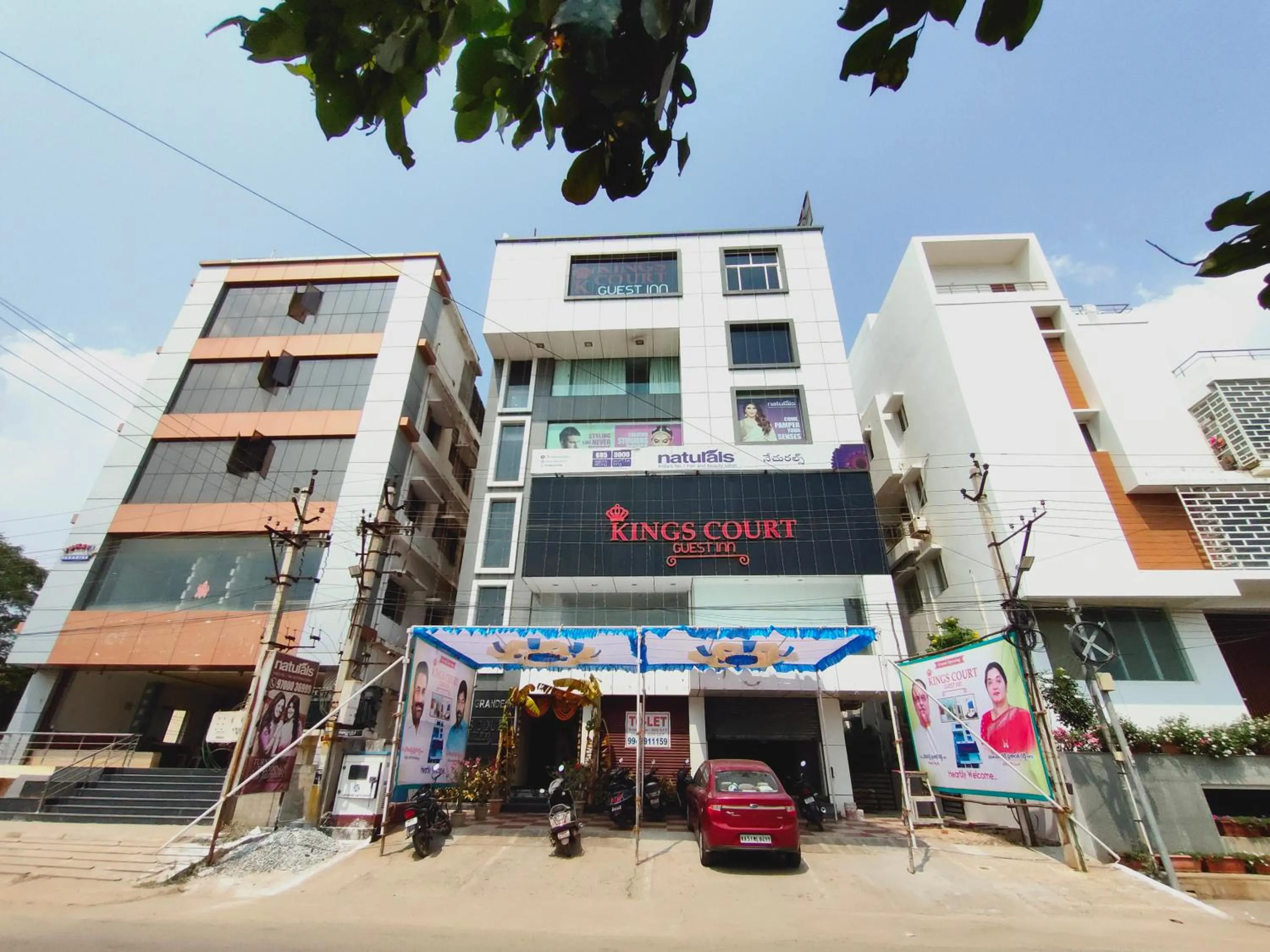 Property building in Kings Court Guest Inn