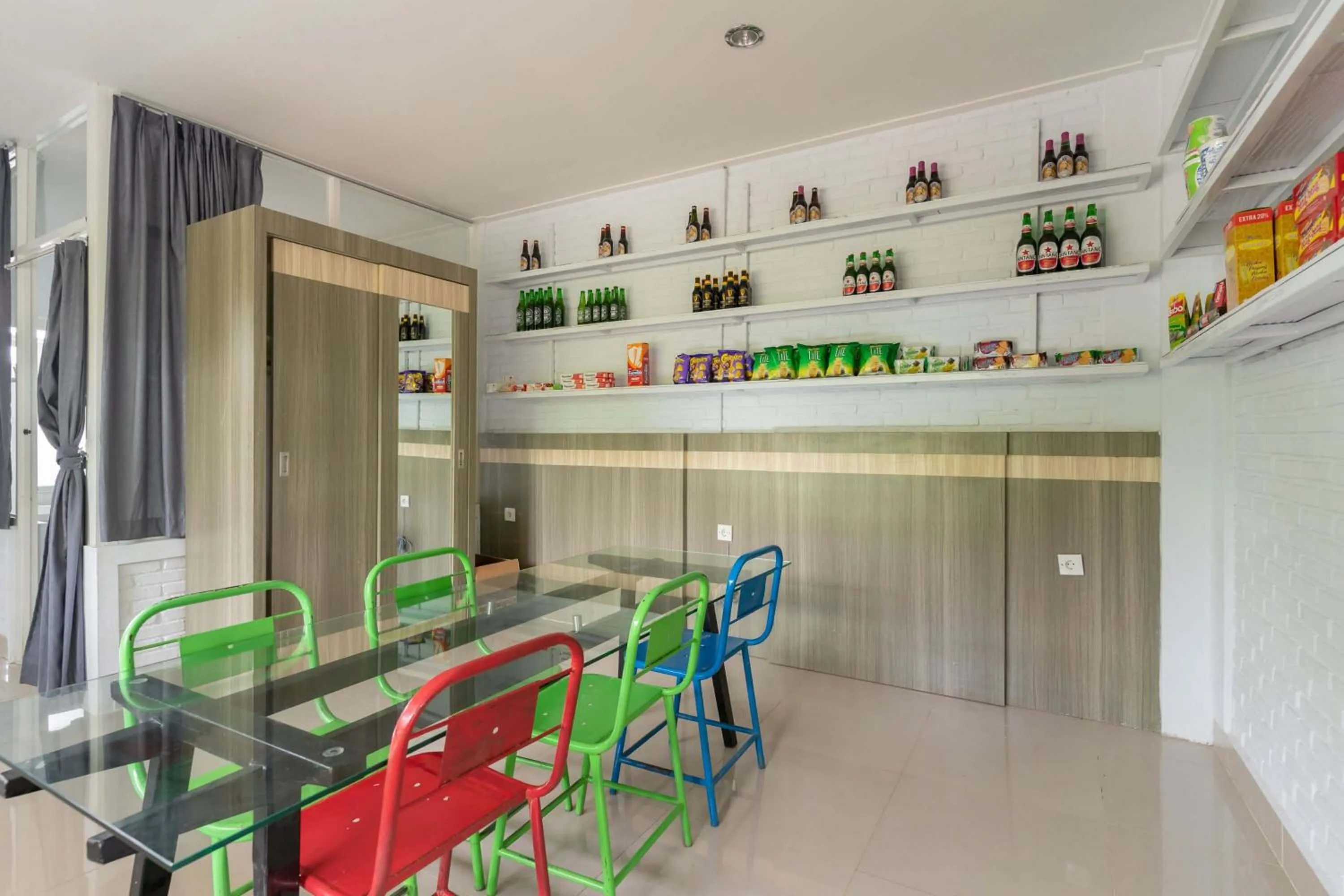 Restaurant/places to eat in RedDoorz Plus @ Vantas Hotel Parbaba