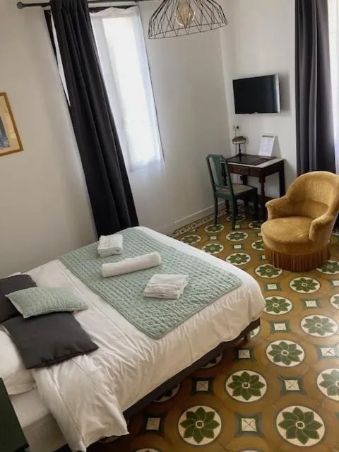 Property building, Bed in Hôtel La Demeure Coloniale