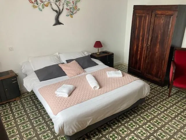 Property building, Bed in Hôtel La Demeure Coloniale