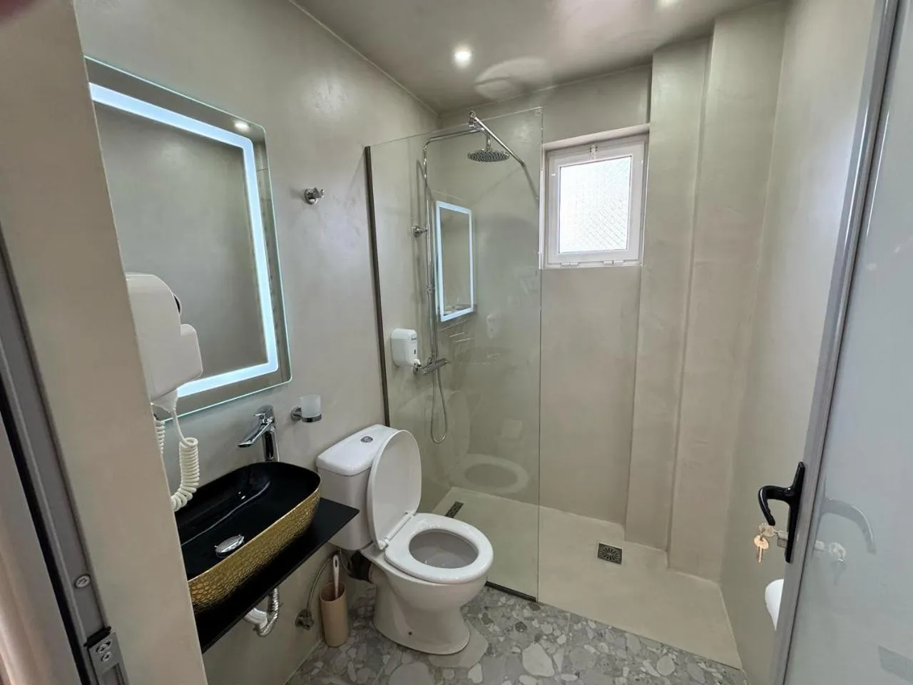 Shower in Hotel Driloni