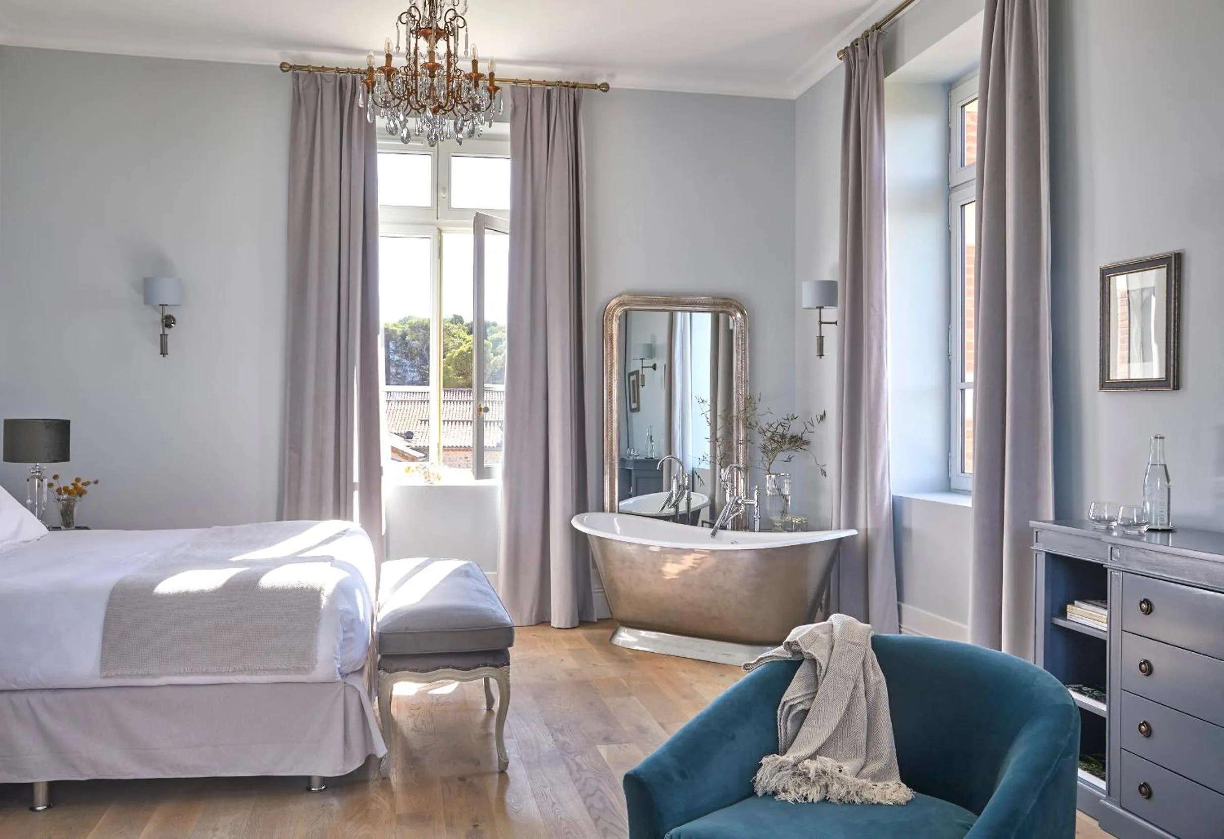 Bedroom, Bed in Château Capitoul