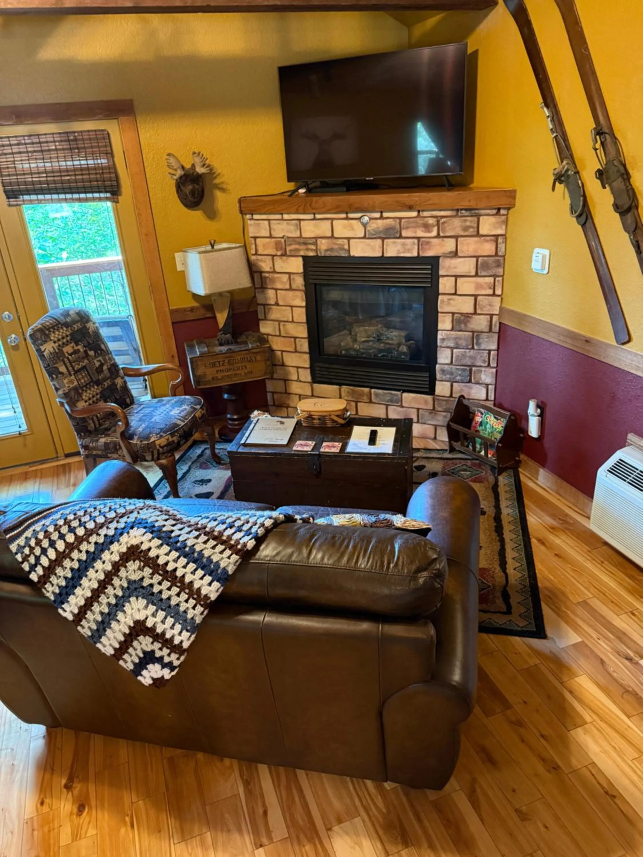 Living room in Eureka Sunset Cabins