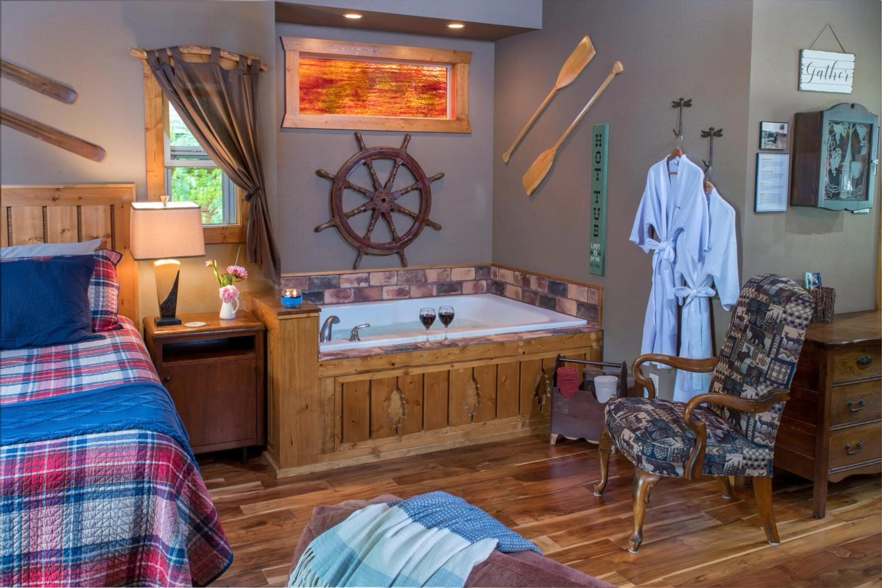 Hot Tub, Bed in Eureka Sunset Cabins