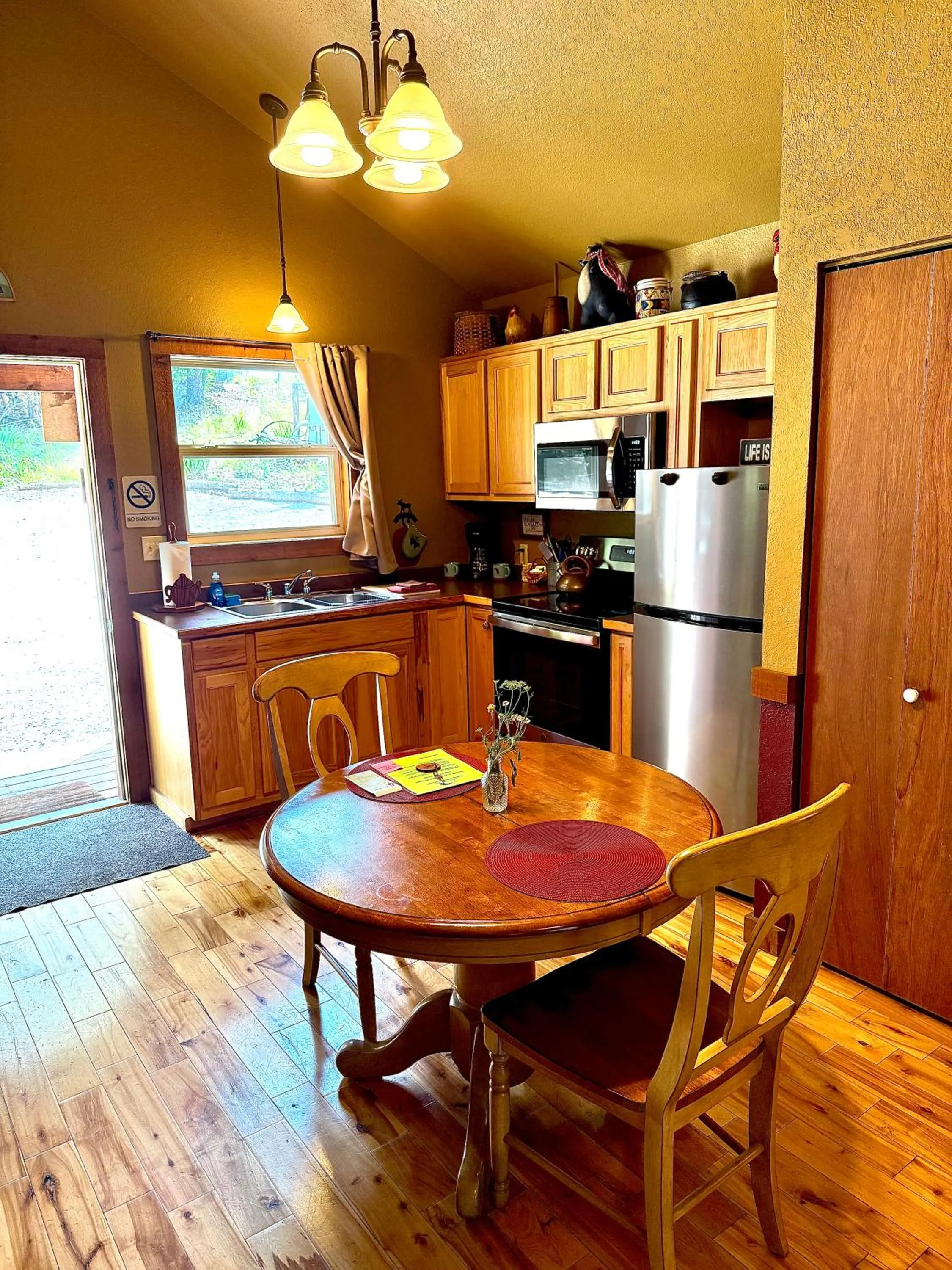 Kitchen or kitchenette in Eureka Sunset Cabins