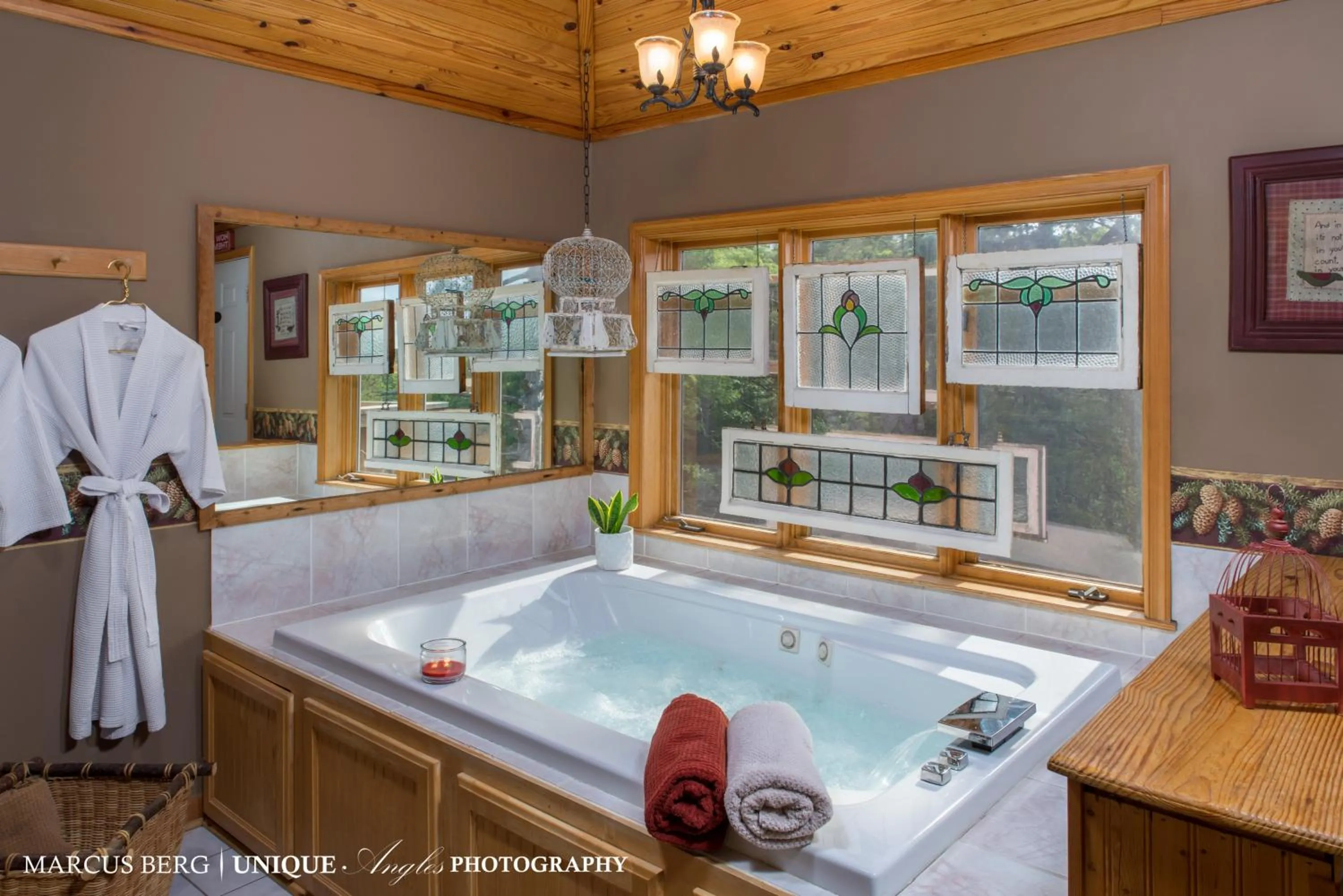 Hot Tub in Eureka Sunset Cabins