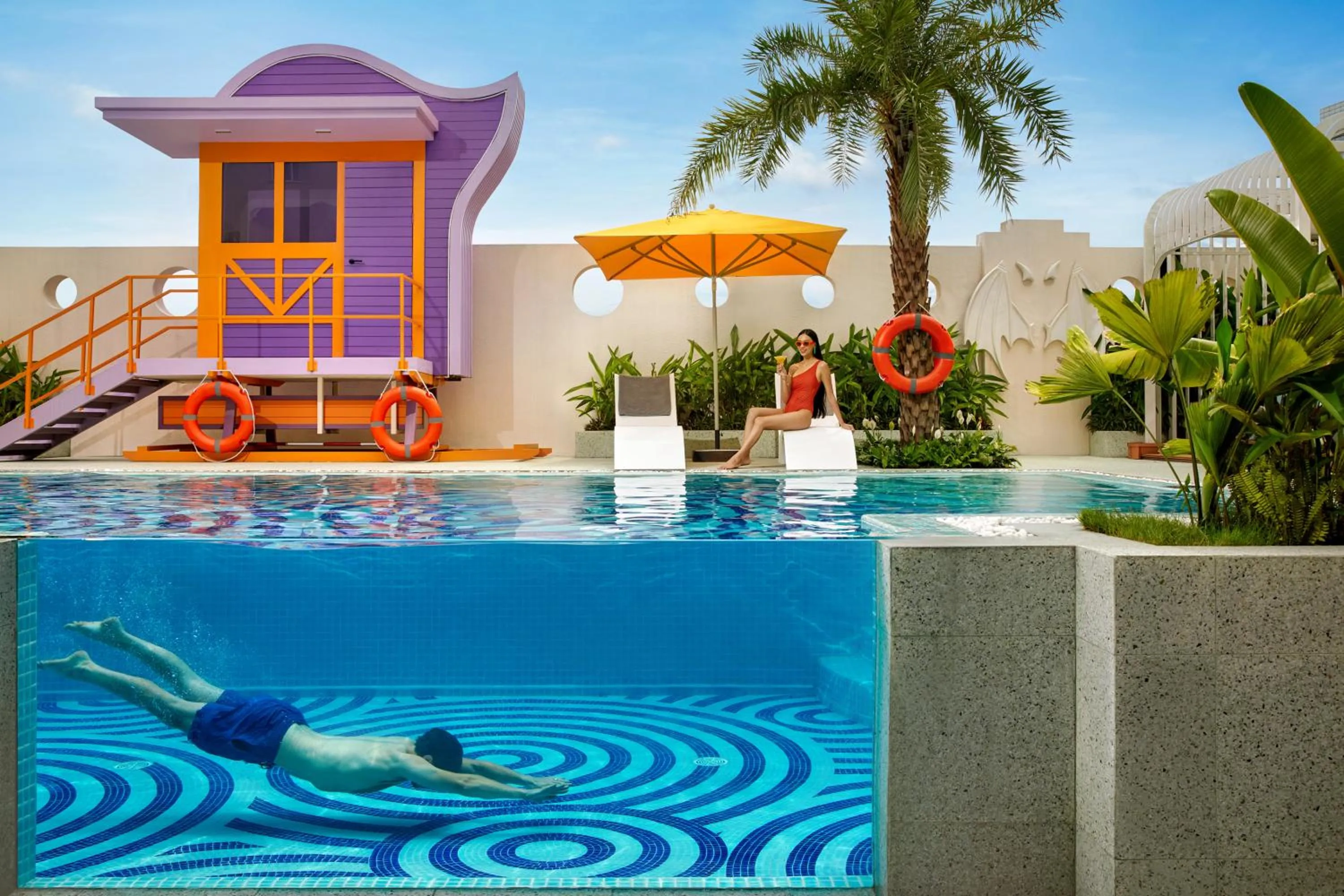 Swimming pool in Mövenpick Hotel Hanoi Centre