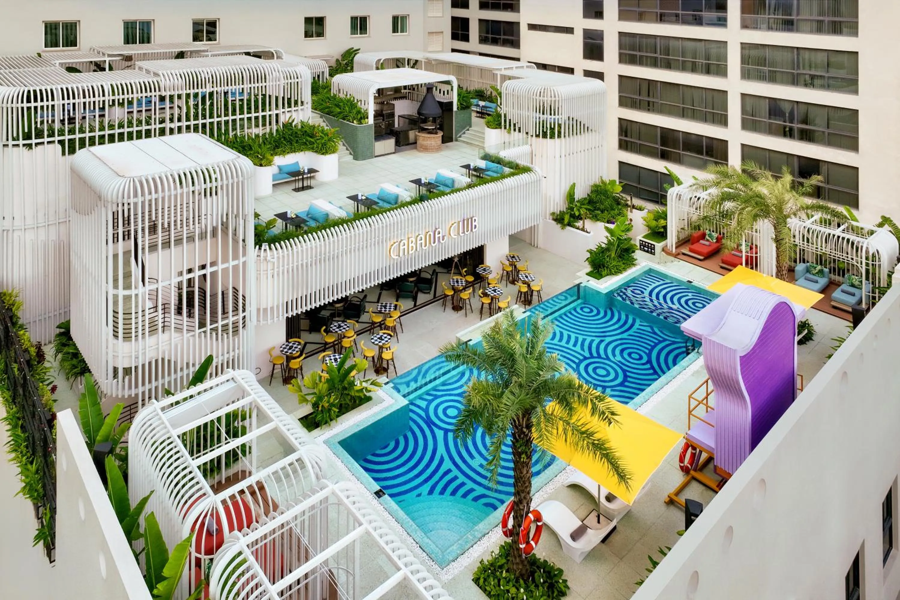 Swimming pool in Mövenpick Hotel Hanoi Centre