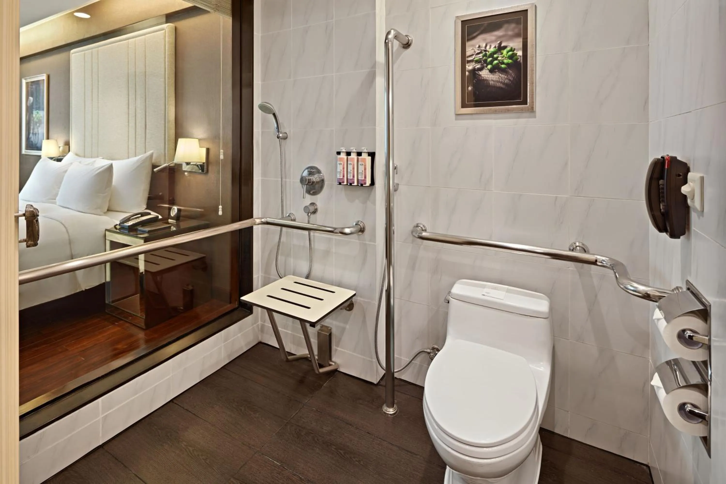 Toilet in Mövenpick Hotel Hanoi Centre