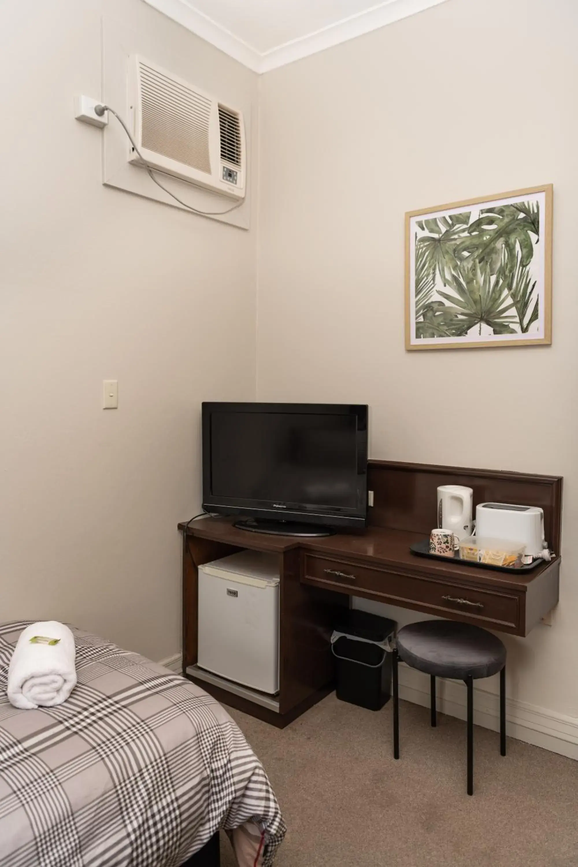 Single Room with Bathroom - single occupancy in New Crown Hotel Motel Single Room with Bathroom - single occupancy in New Crown Hotel Motel